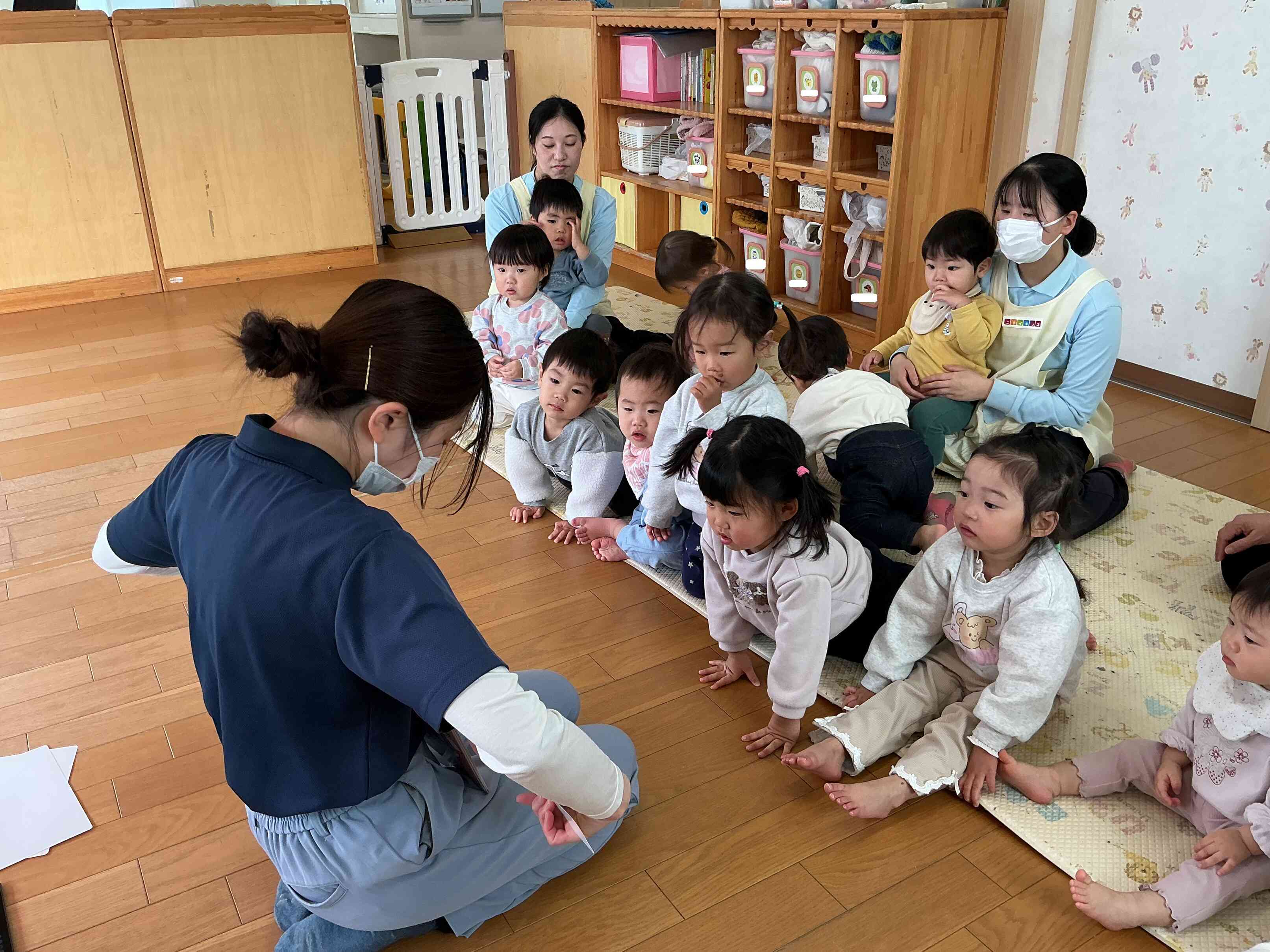 色々な絵カードに興味津々の子ども達です。