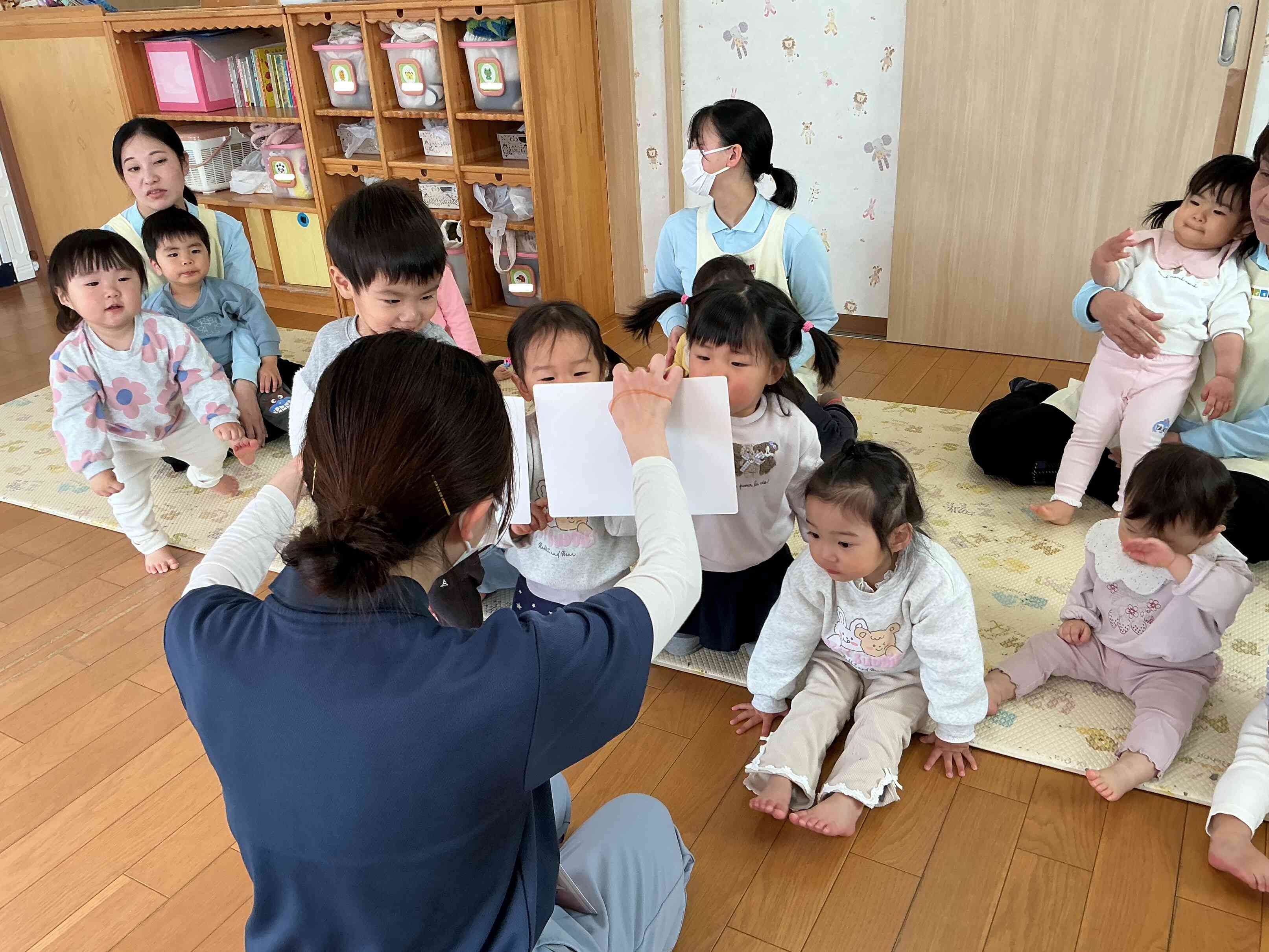 2枚の絵ガード。「どーちだ？」