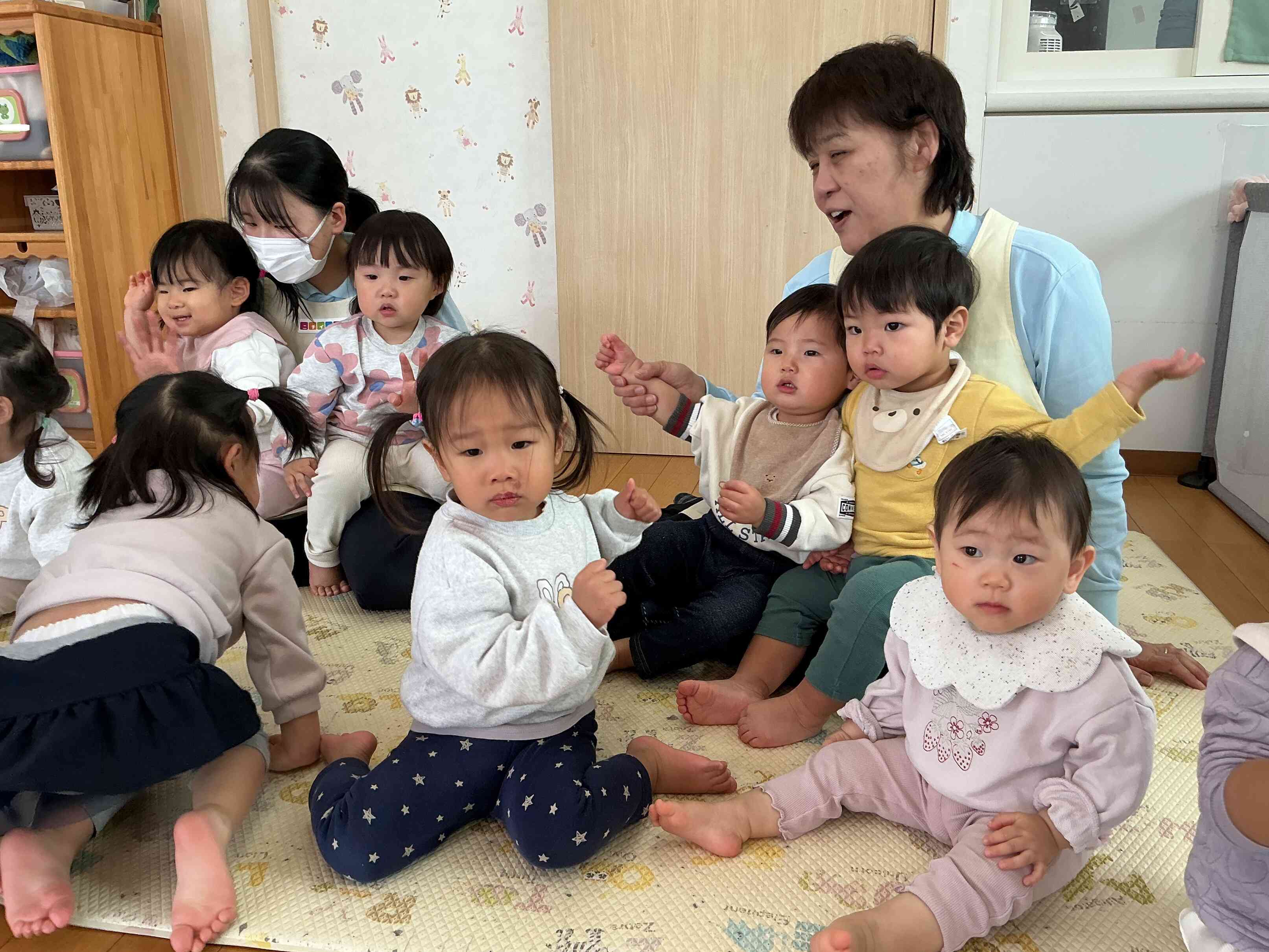 講師の先生に注目するひよこぐみさん。