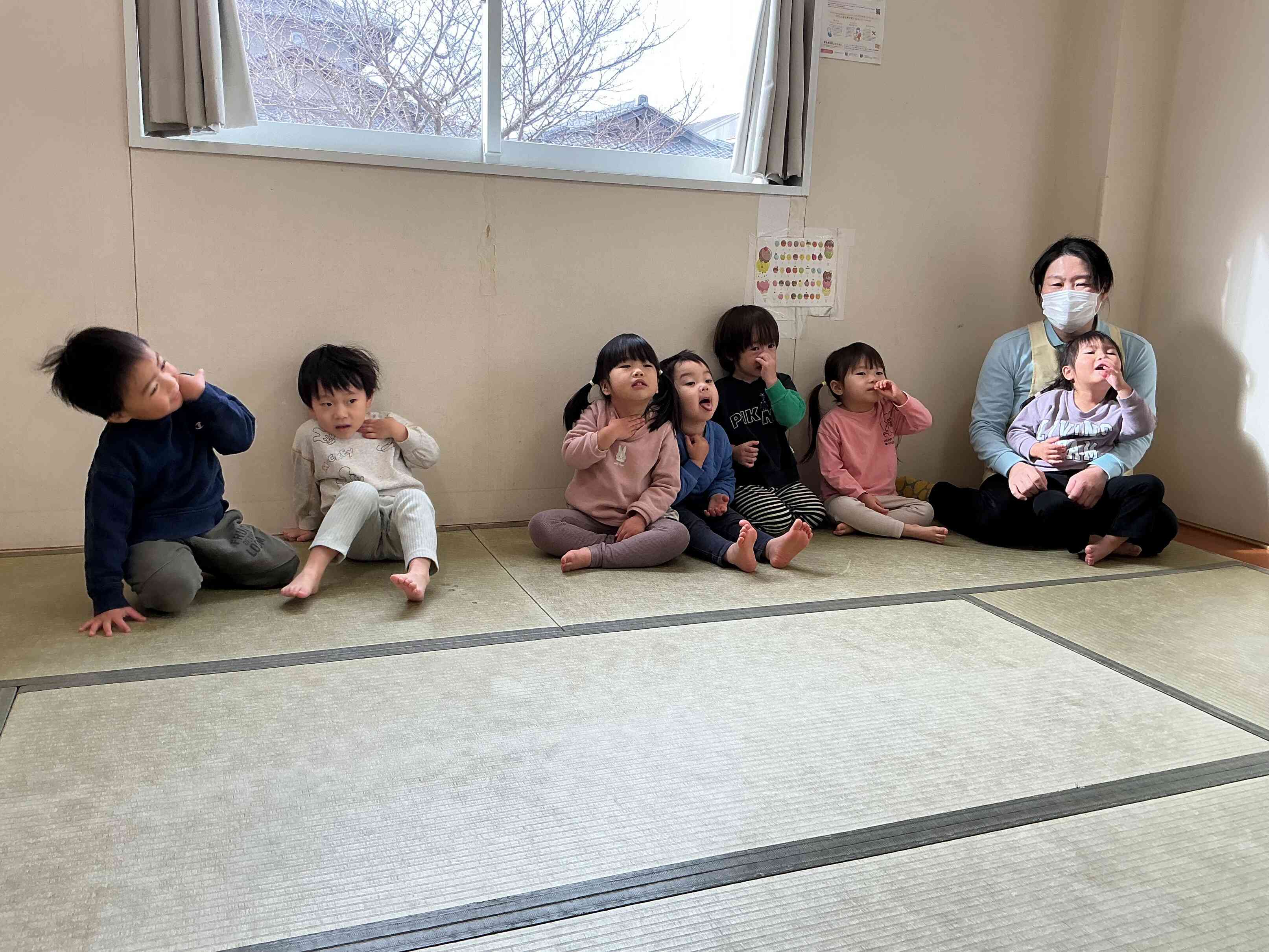 「I´m　thirsty」とジェスチャーつきで講師の先生の真似っこをして発音します。