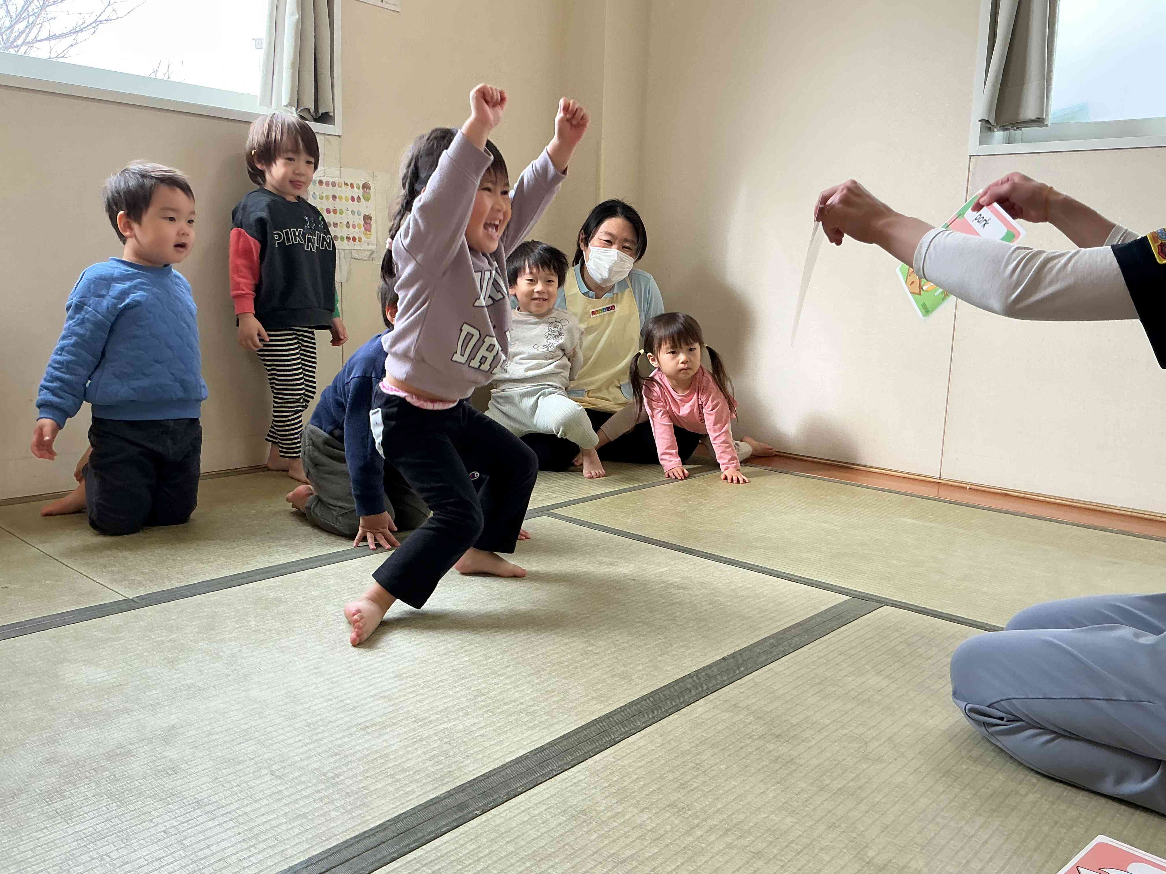 カードゲームに正解して大喜びのおともだち。