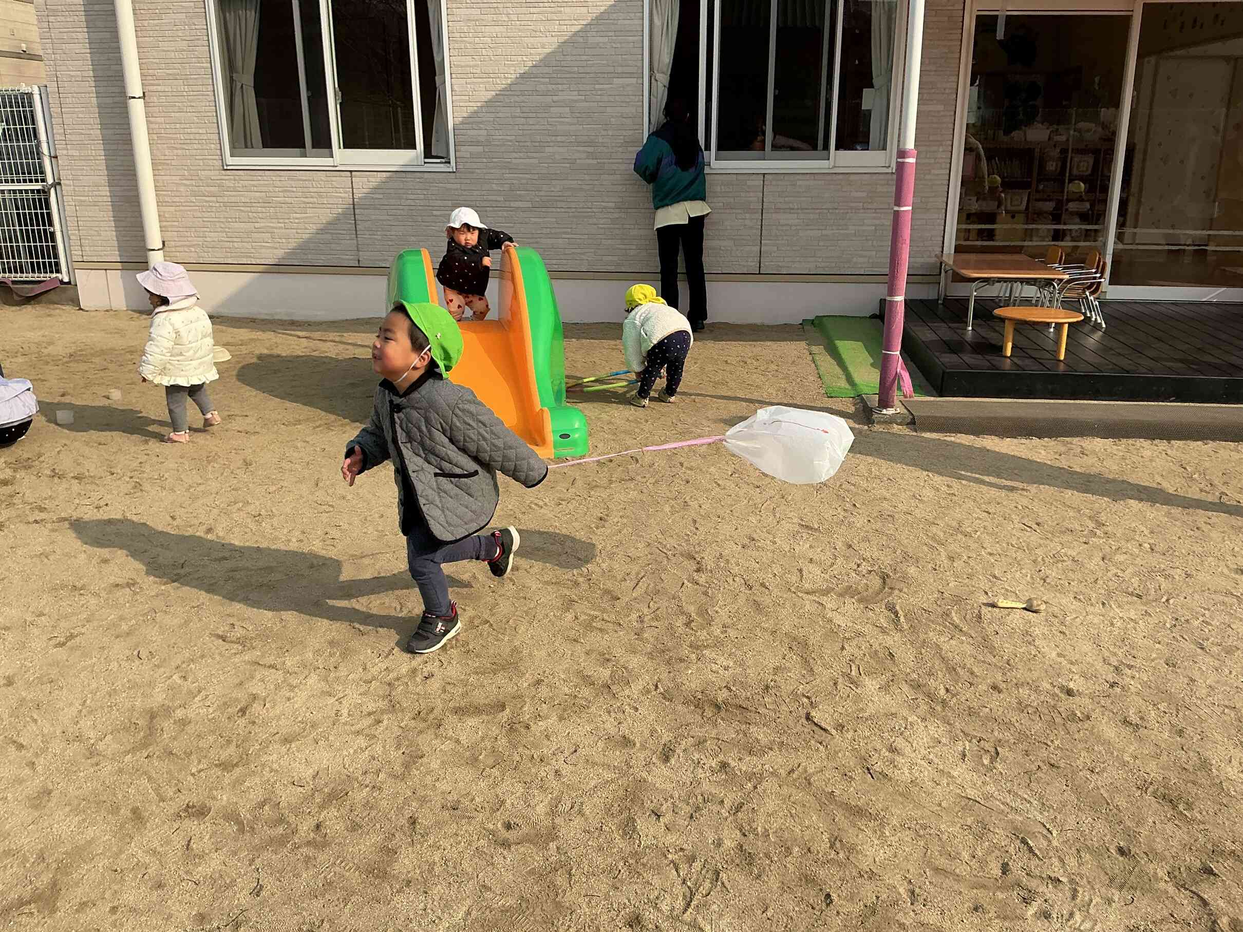 「た～こ～た～こ～あ～がれ～」。