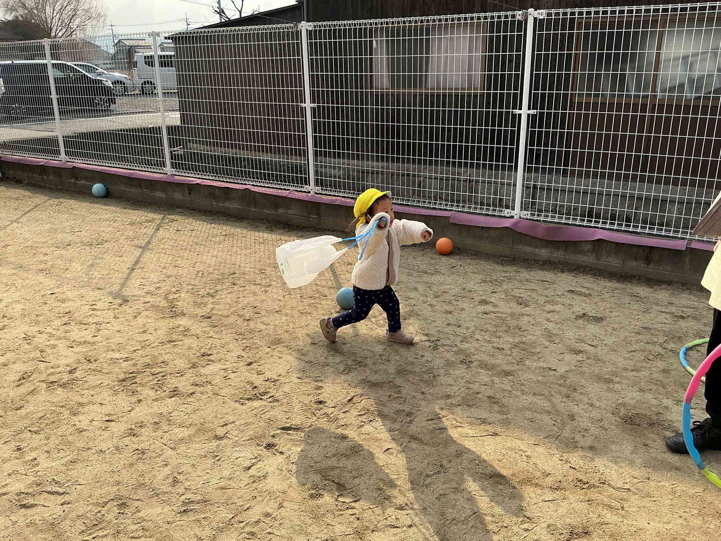 凧を持つ手をあげて走ると凧がフワフワあがるね～。