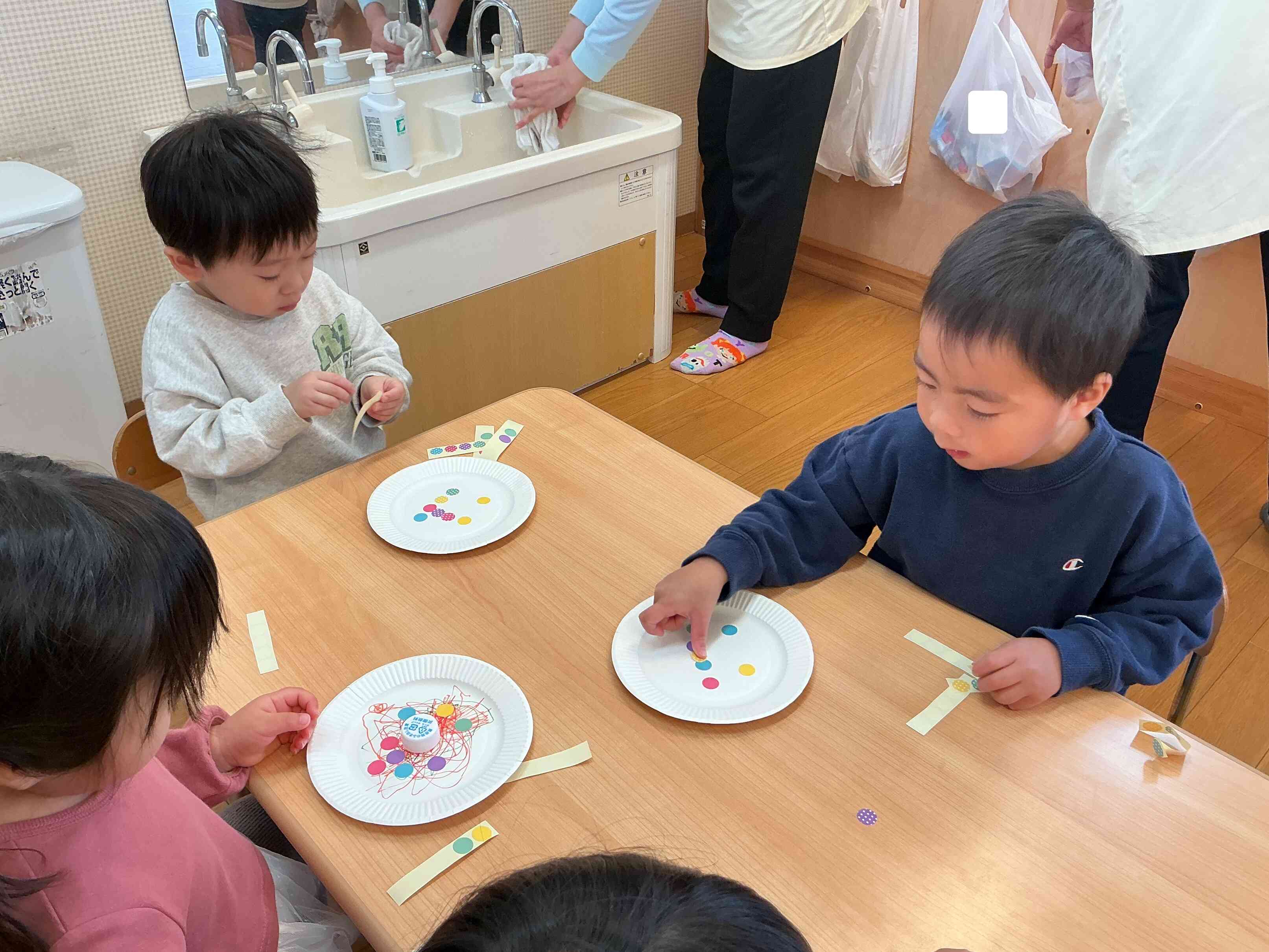 どのシール貼ろうかな～。