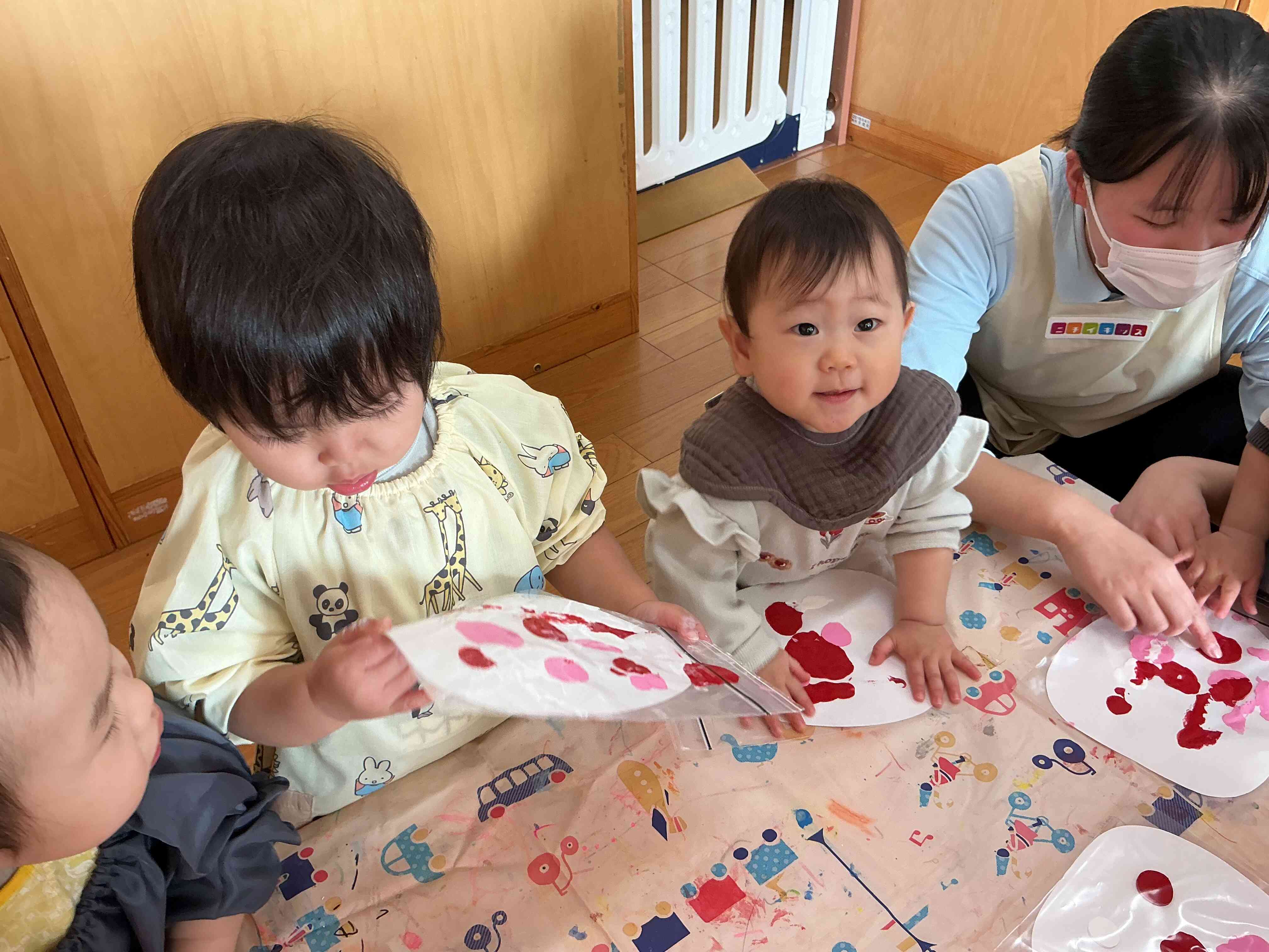 フィンガーペイントを楽しむひよこぐみさん。