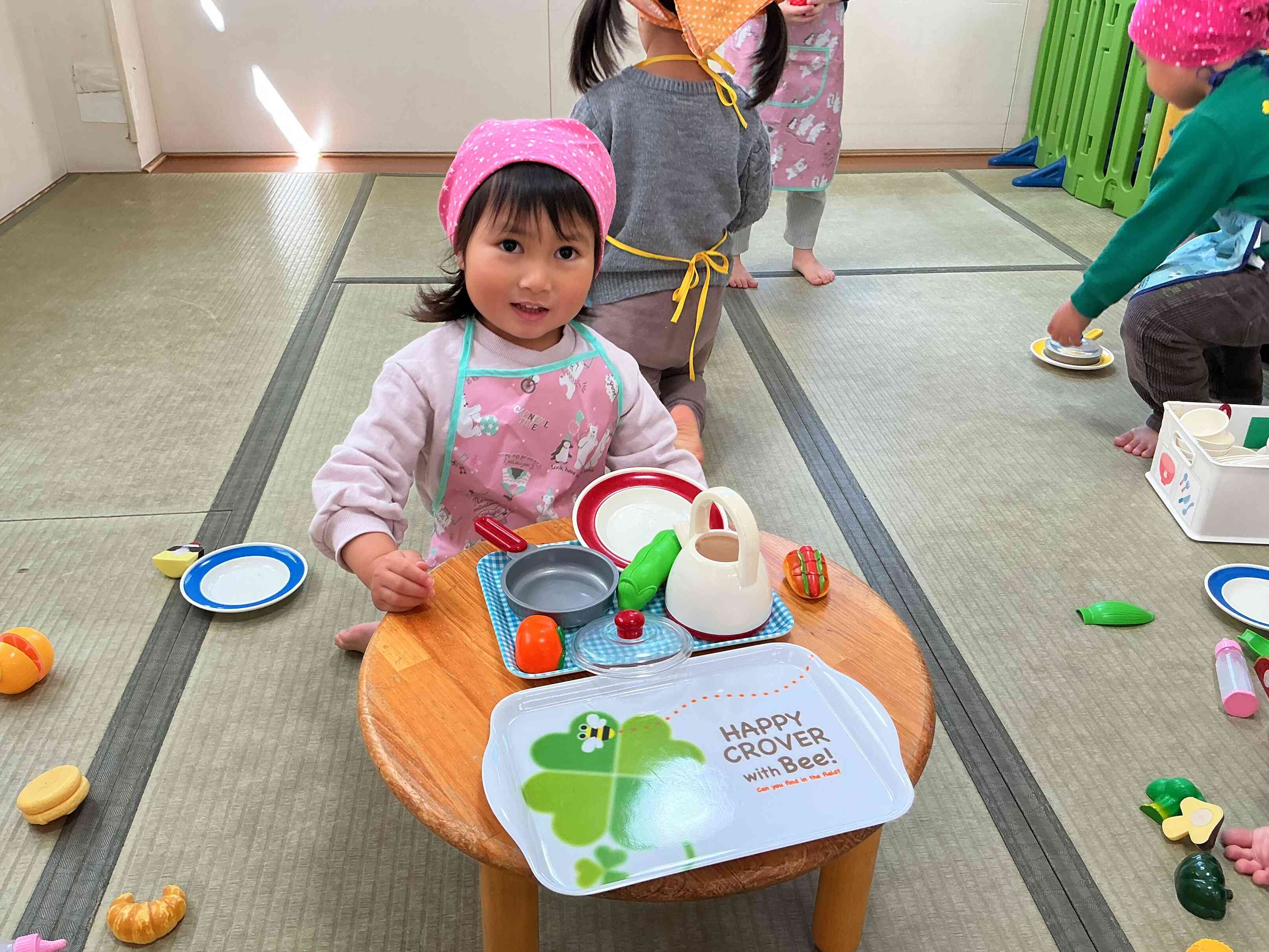 エプロンとバンダナ着けて、可愛いママがごちそう作ってくれるよ~。