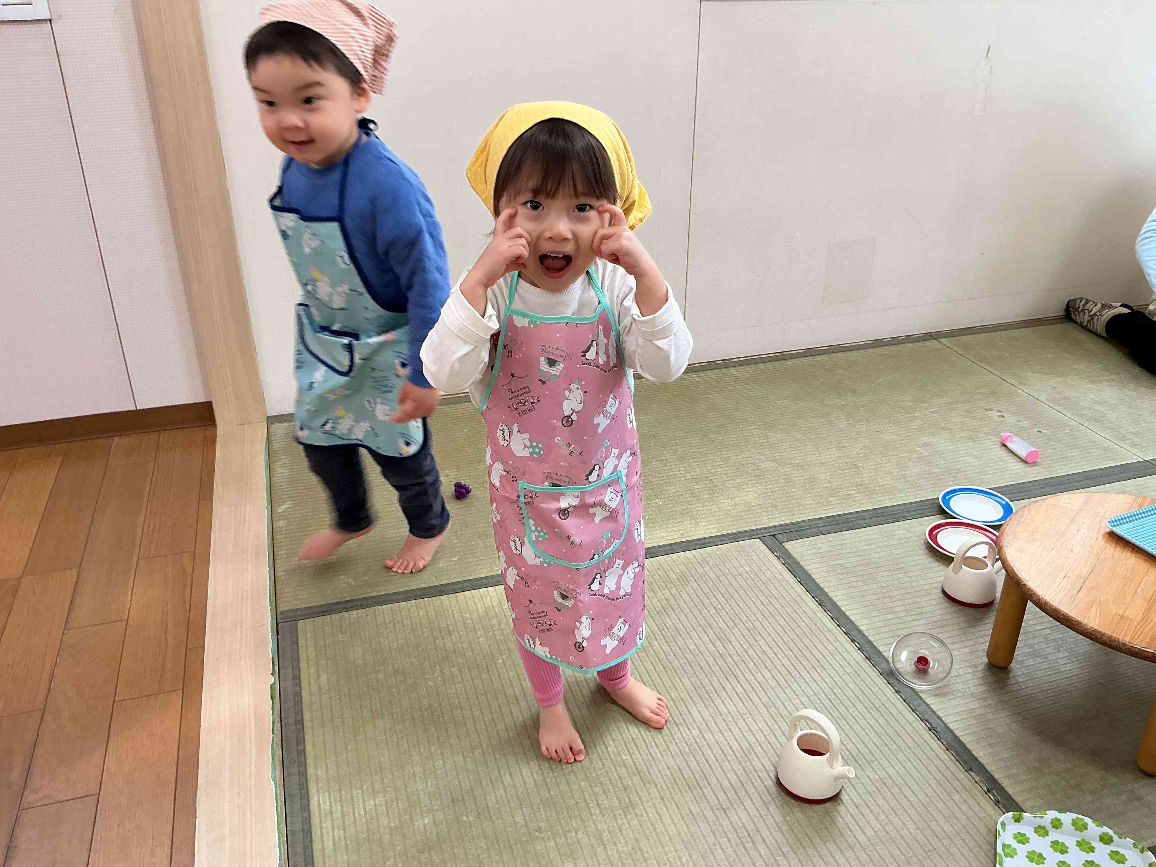 うさぎぐみさん（2歳児）はおままごとを満喫中。