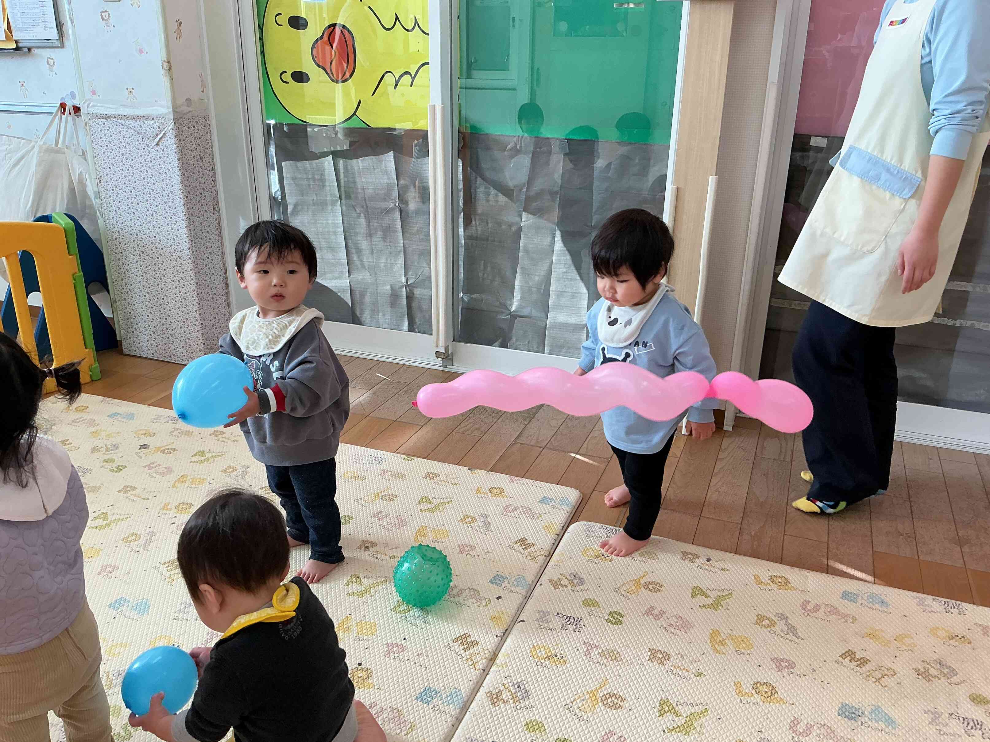 色いろな形の風船をつかまえたり、フワフワ動く様子を楽しむひよこぐみさん。