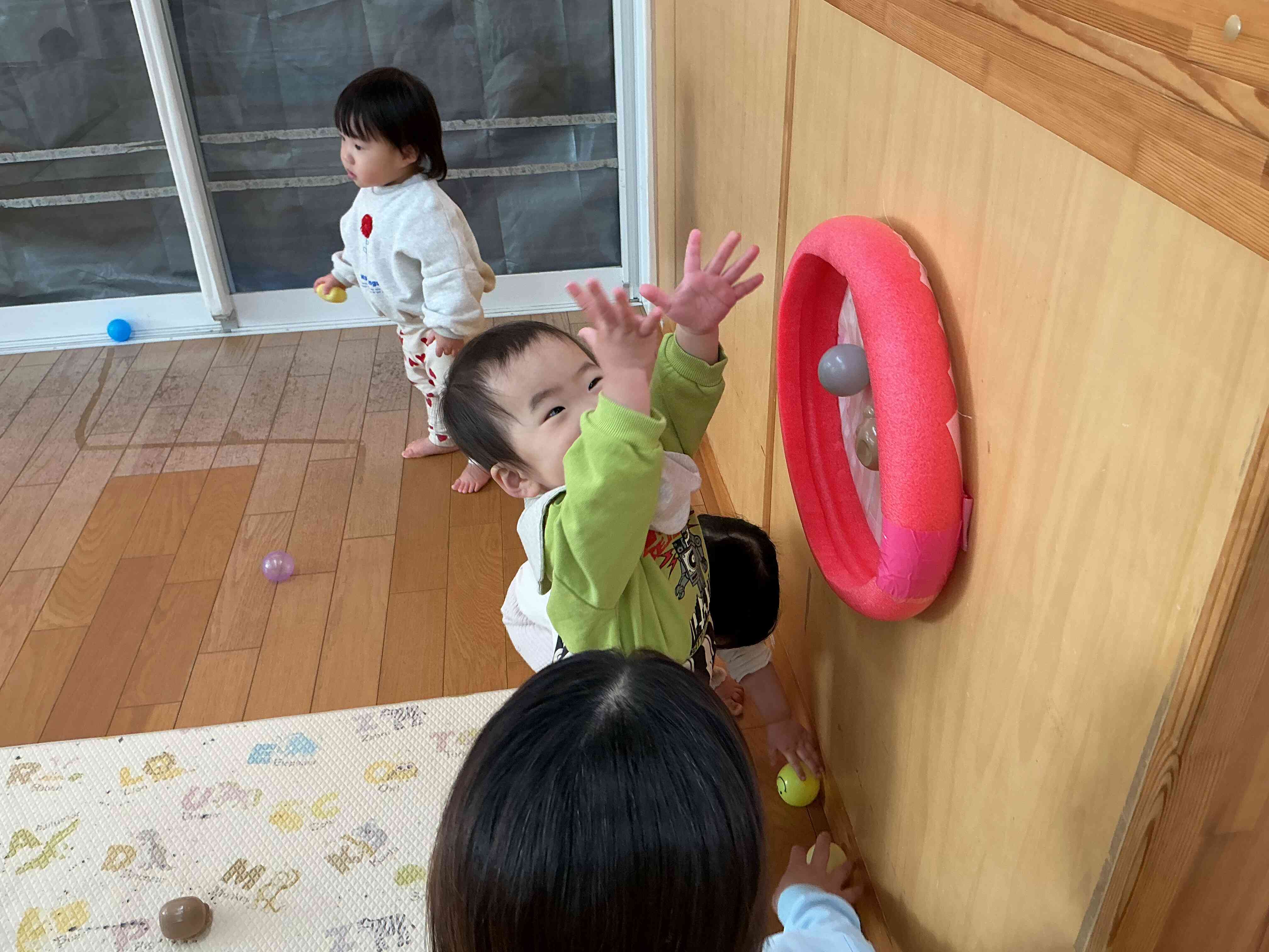 的に向かってエイッとボールを投げるとペタッとくっついて大喜びのおともだち。