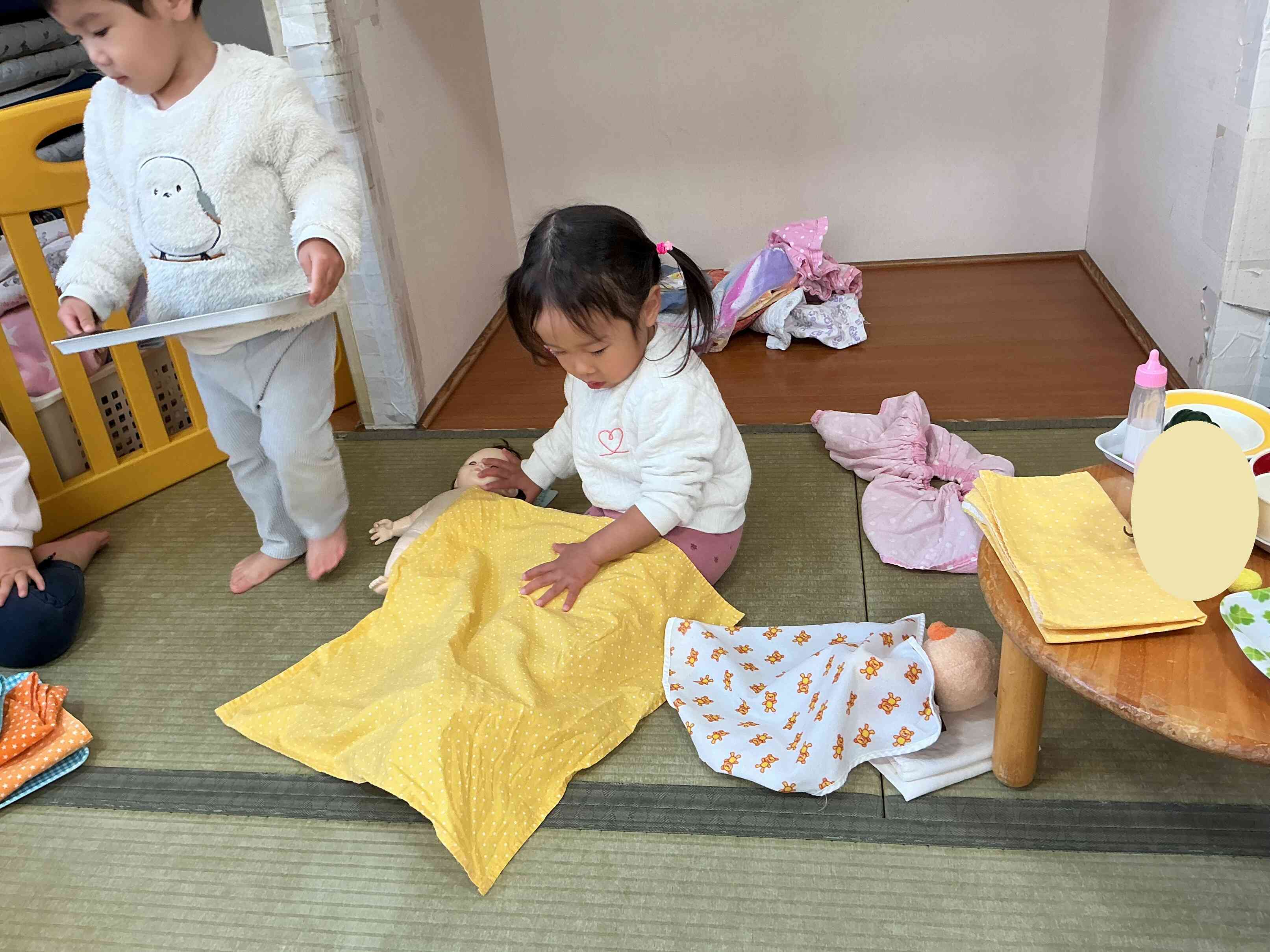 ポポちゃんを優しくトントン寝かしつけ。