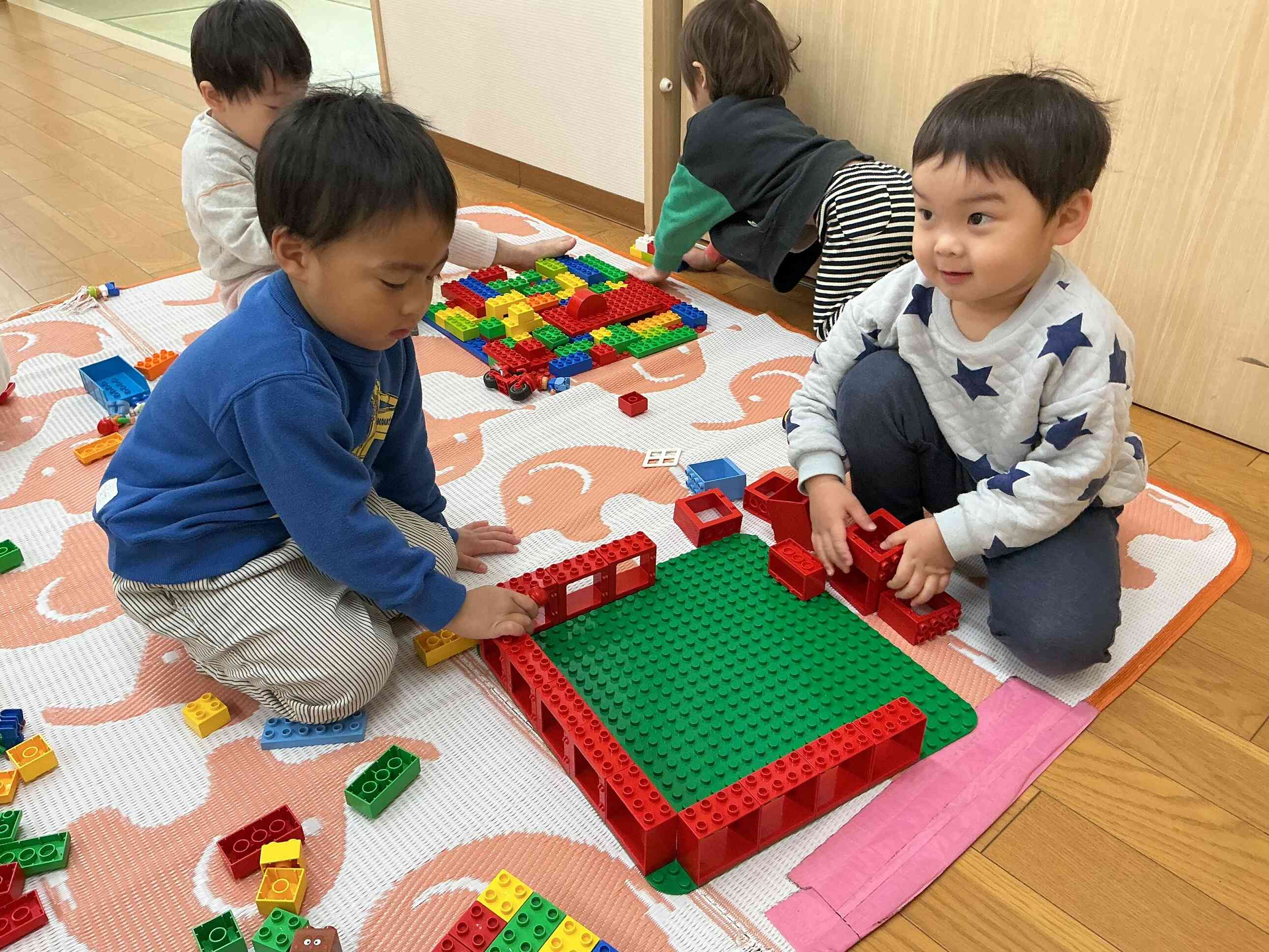 お友だちと一緒に大作製作中。窓の外からママが見守ってくれてるよ~。