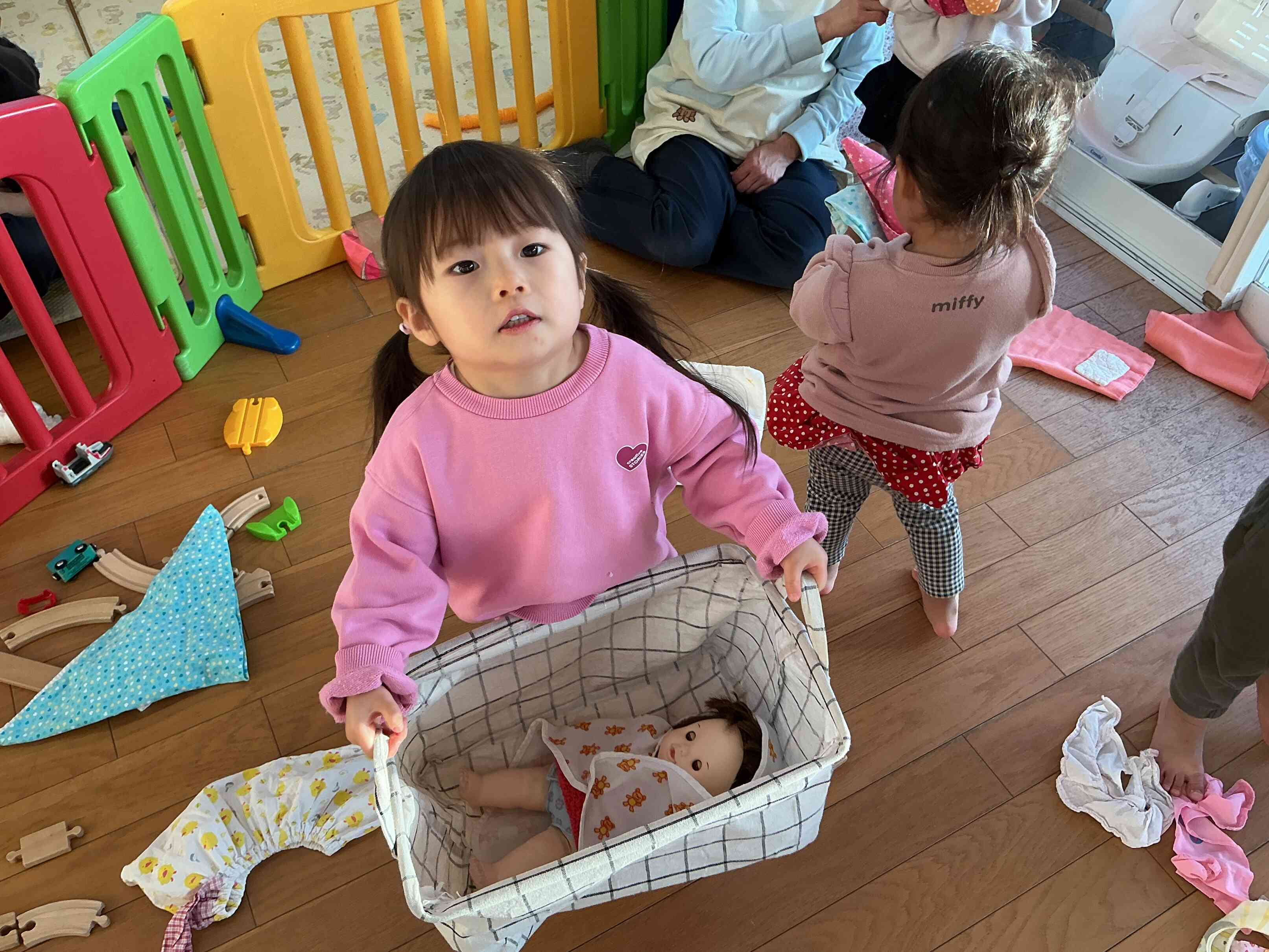 赤ちゃん、ベッドに寝かせてあげたよ。