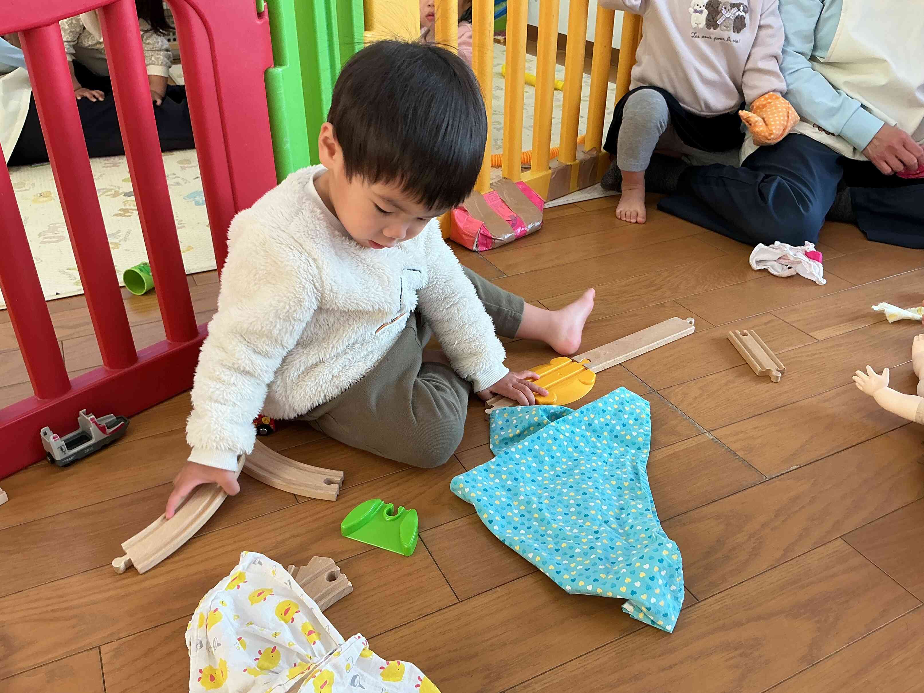 線路に踏み切りくっつけるよ～。