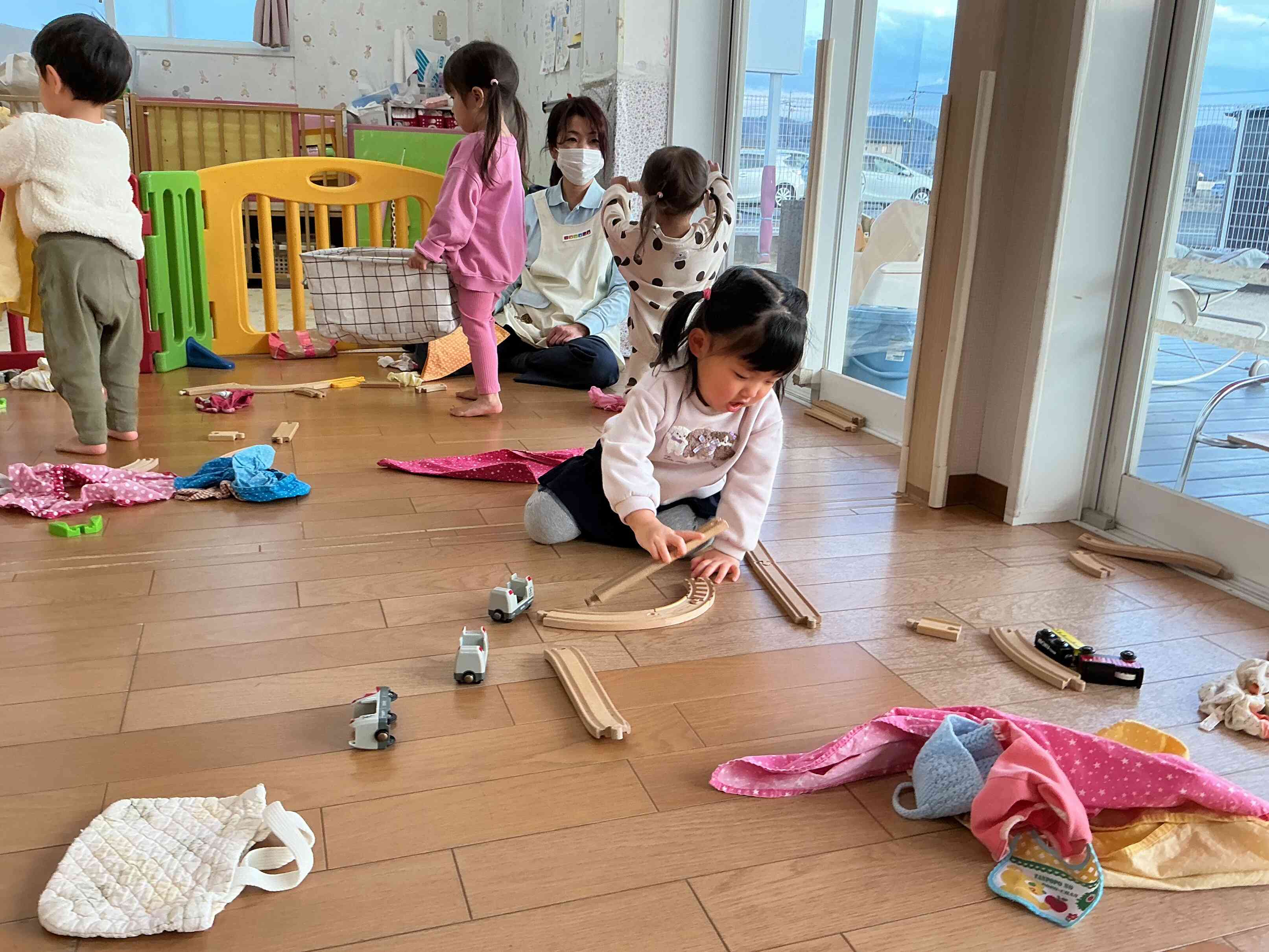 真剣な表情で線路を繋げるおともだち。