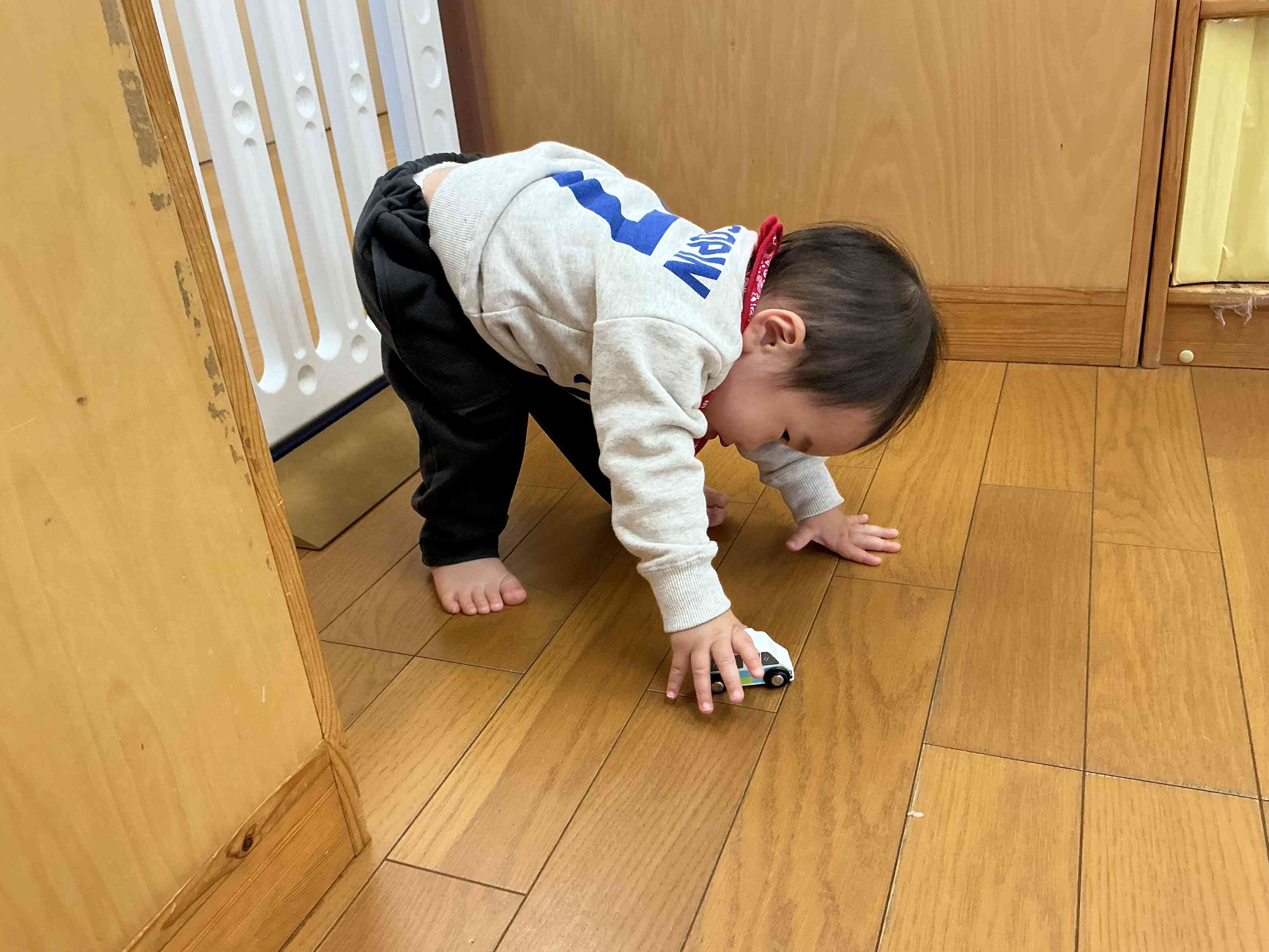 お気に入りの車を持ってお部屋を走らせるおともだち。