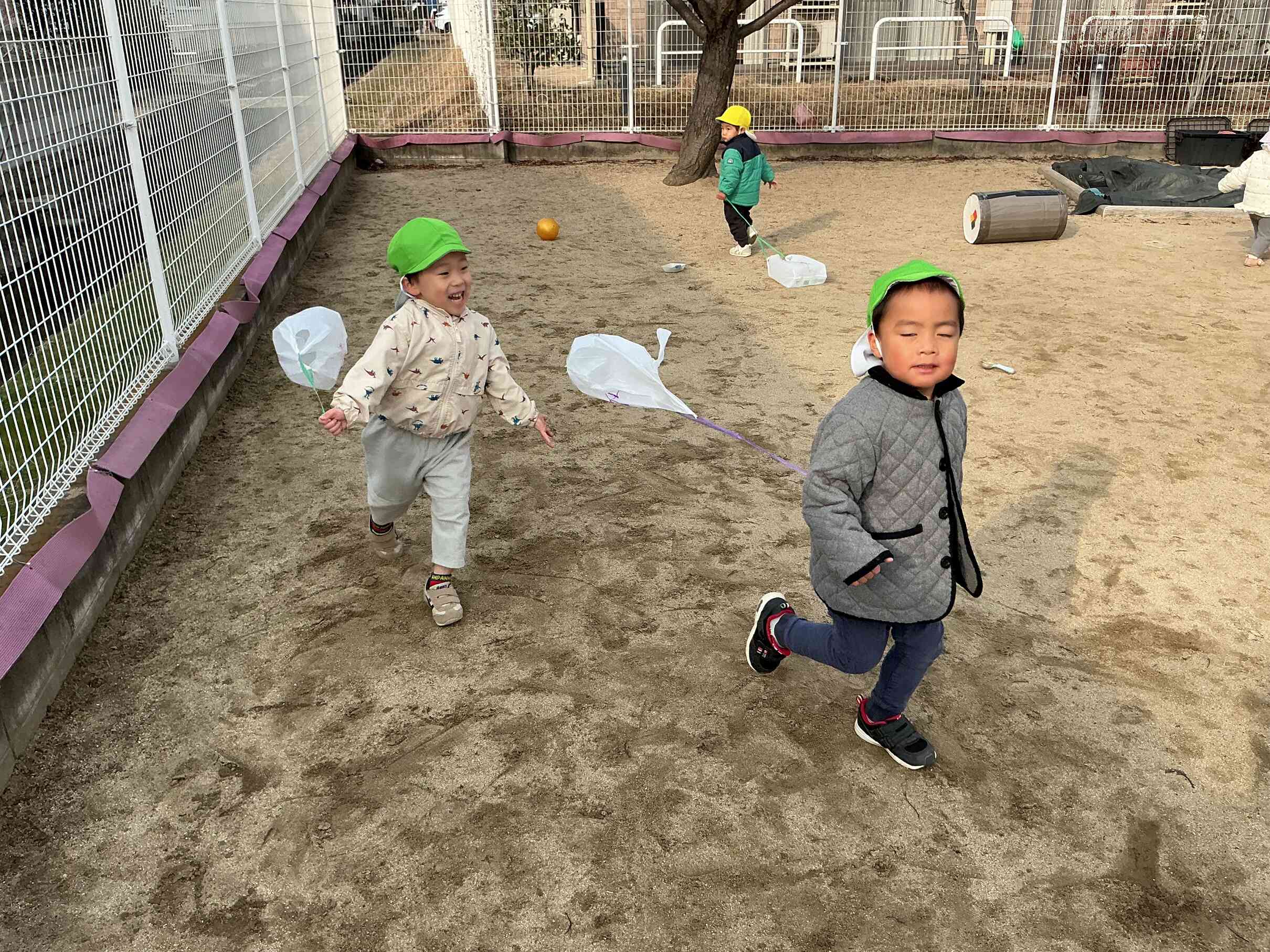 「みてみて～」とフワフワと揺れる凧を見て大喜びです。