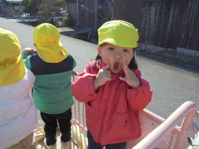 公園まで順番に歩くあひるぐみさん。お散歩車の中で順番待ちのおともだち。