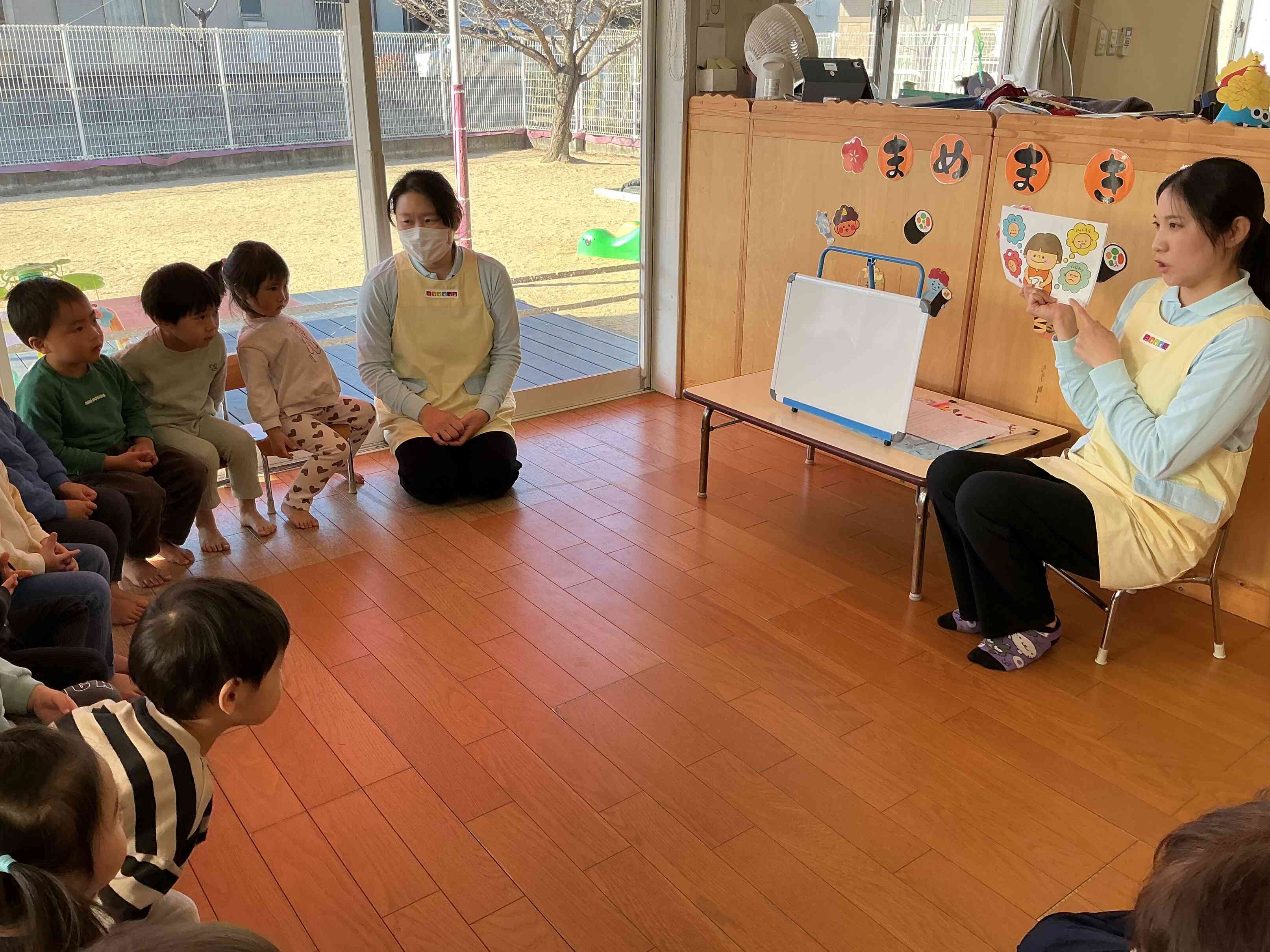 「これは何オニさんかな？」と保育者が聞くと、「おこりんぼオニさん」と怒った表情で答える子ども達。