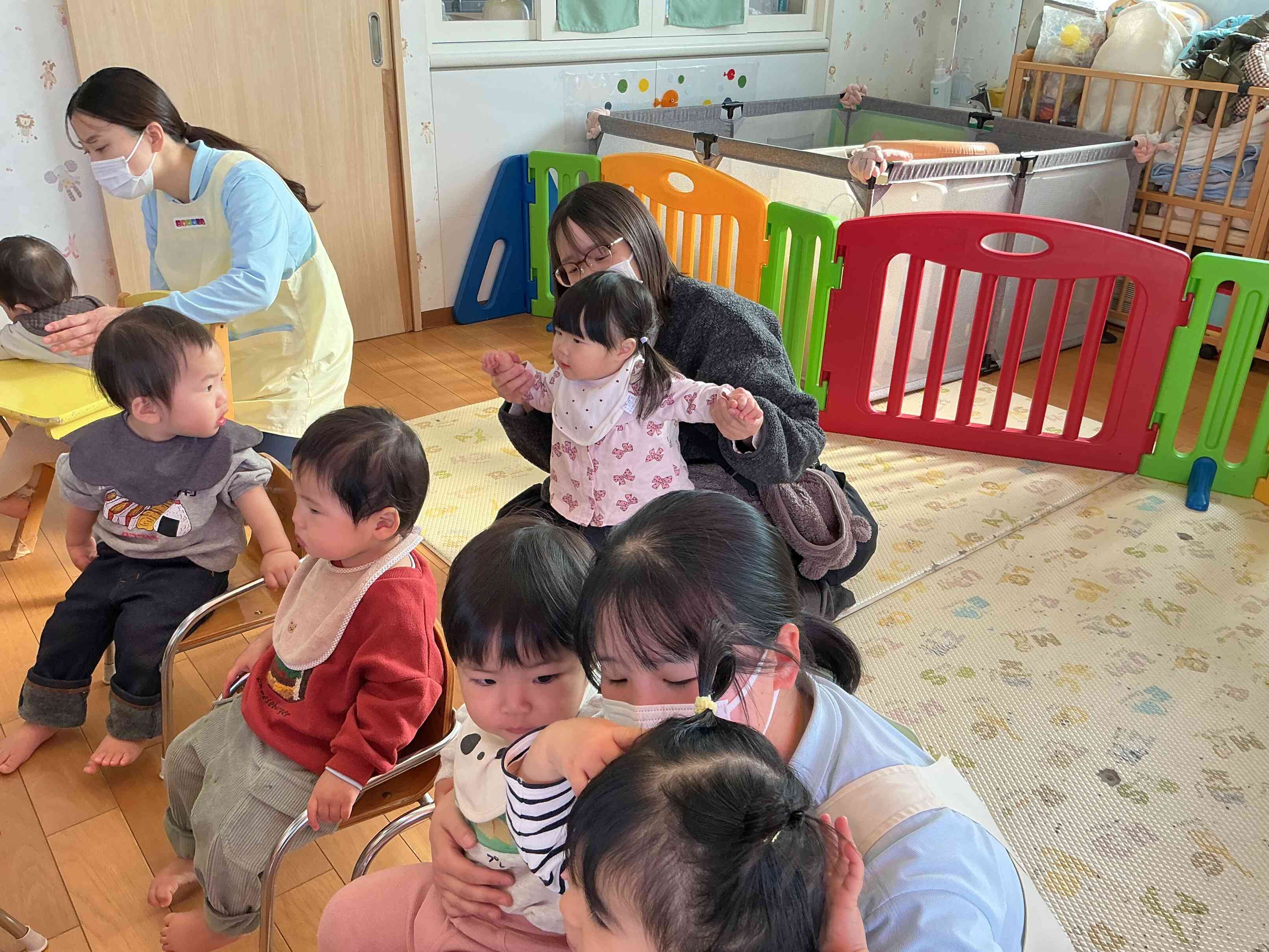 子育てひろばに遊びに来てくれたおともだちも、真似っこしながら手あそびを楽しんでくれましたよ。