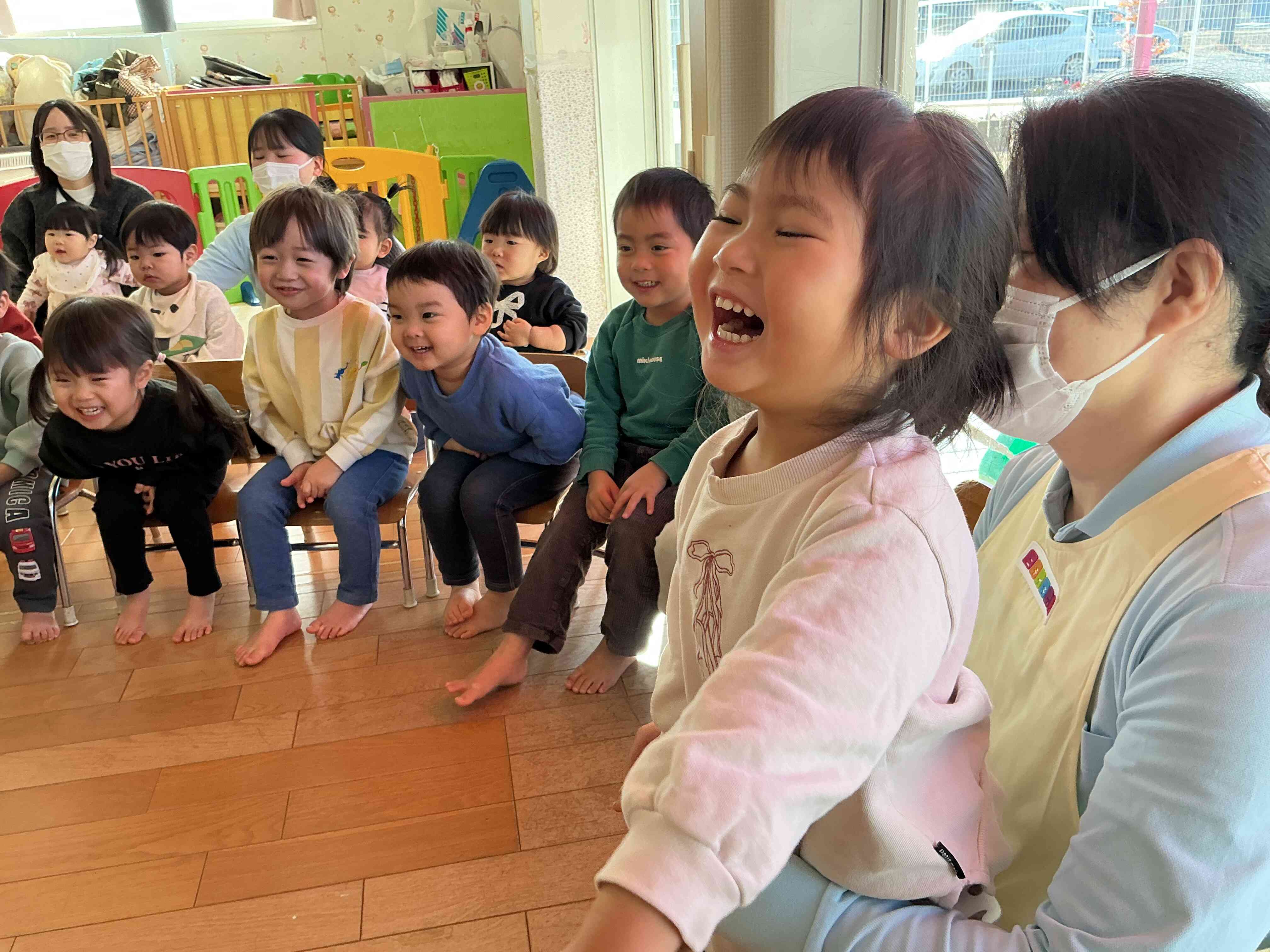 「オニさんのわすれもの」のスケッチブックシアターに大喜びの子ども達。