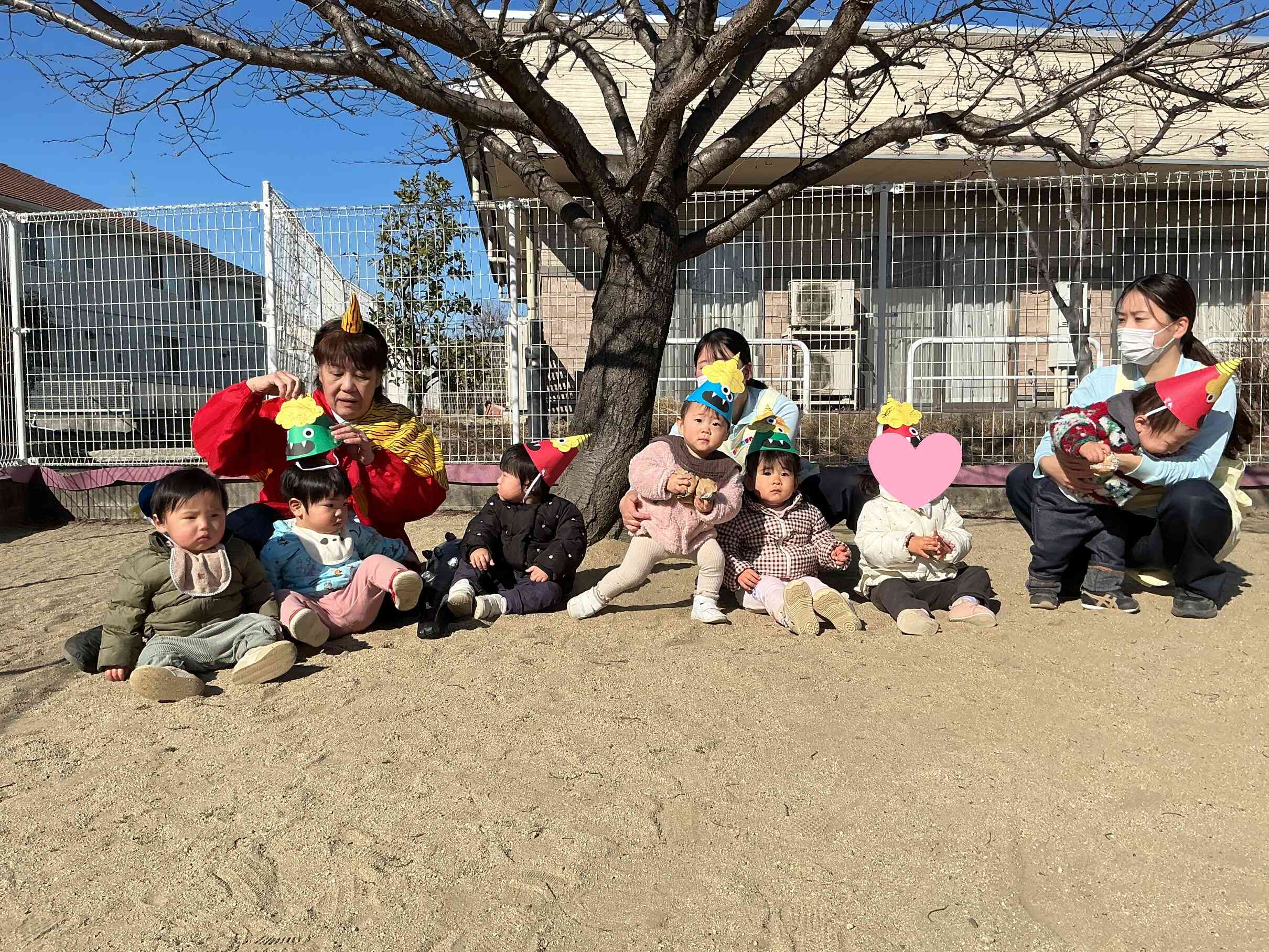 初めてのオニさんにちょっぴりビックリのひよこぐみさん（0歳児）。