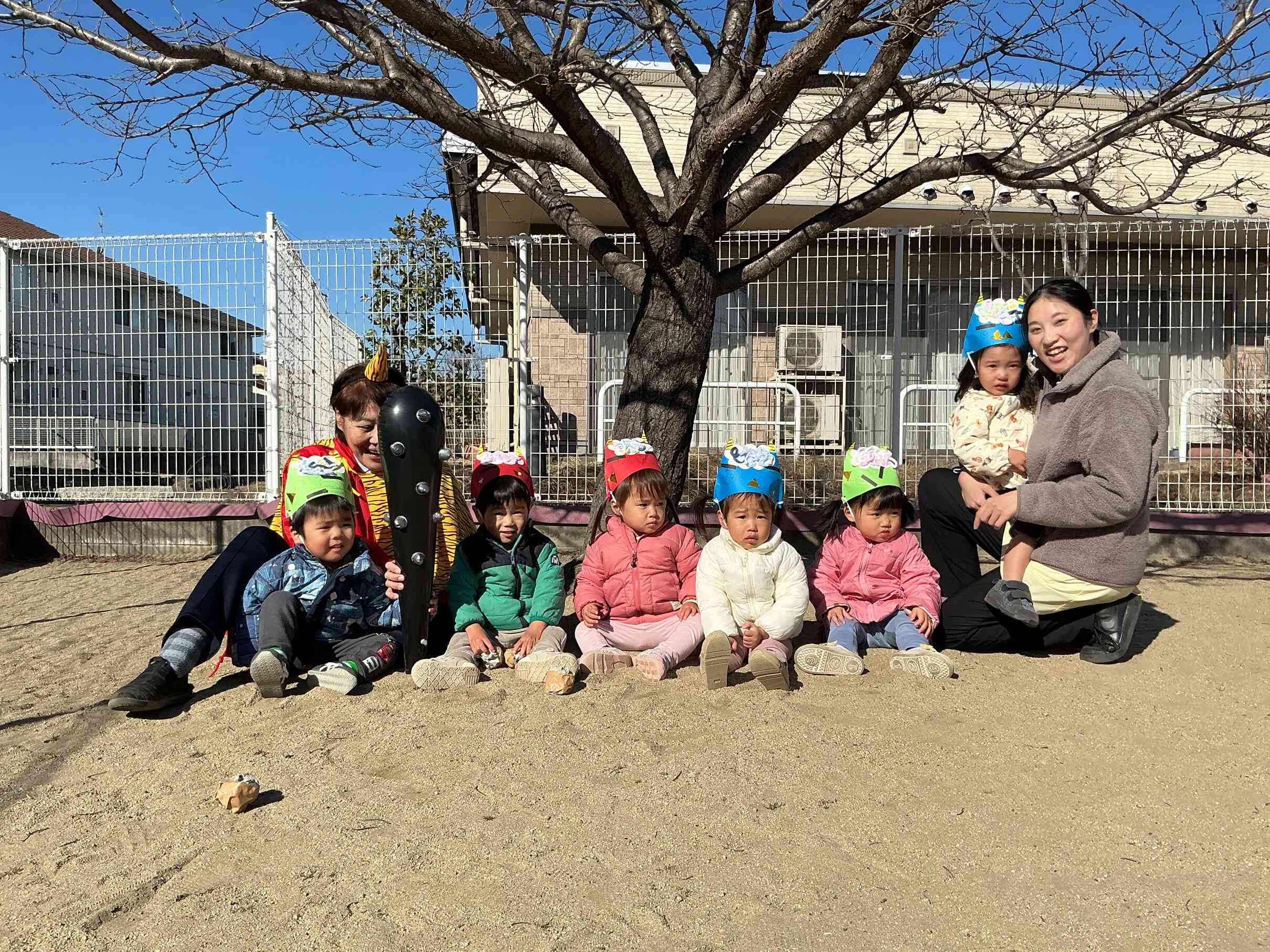 手づくりのオニのお帽子をかぶって仲良くパシャリ。