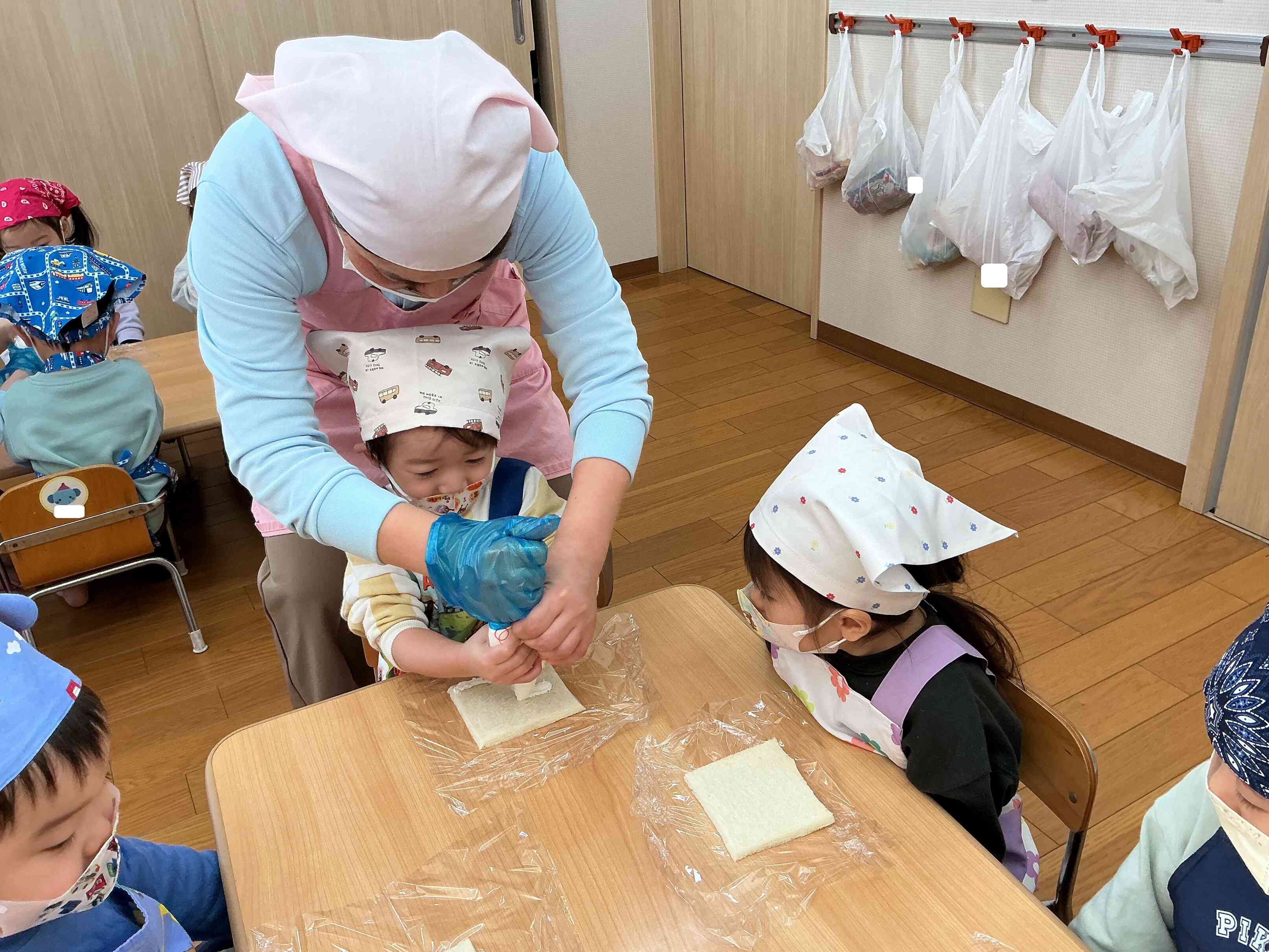 栄養士の先生と生クリームホイップをギュー。