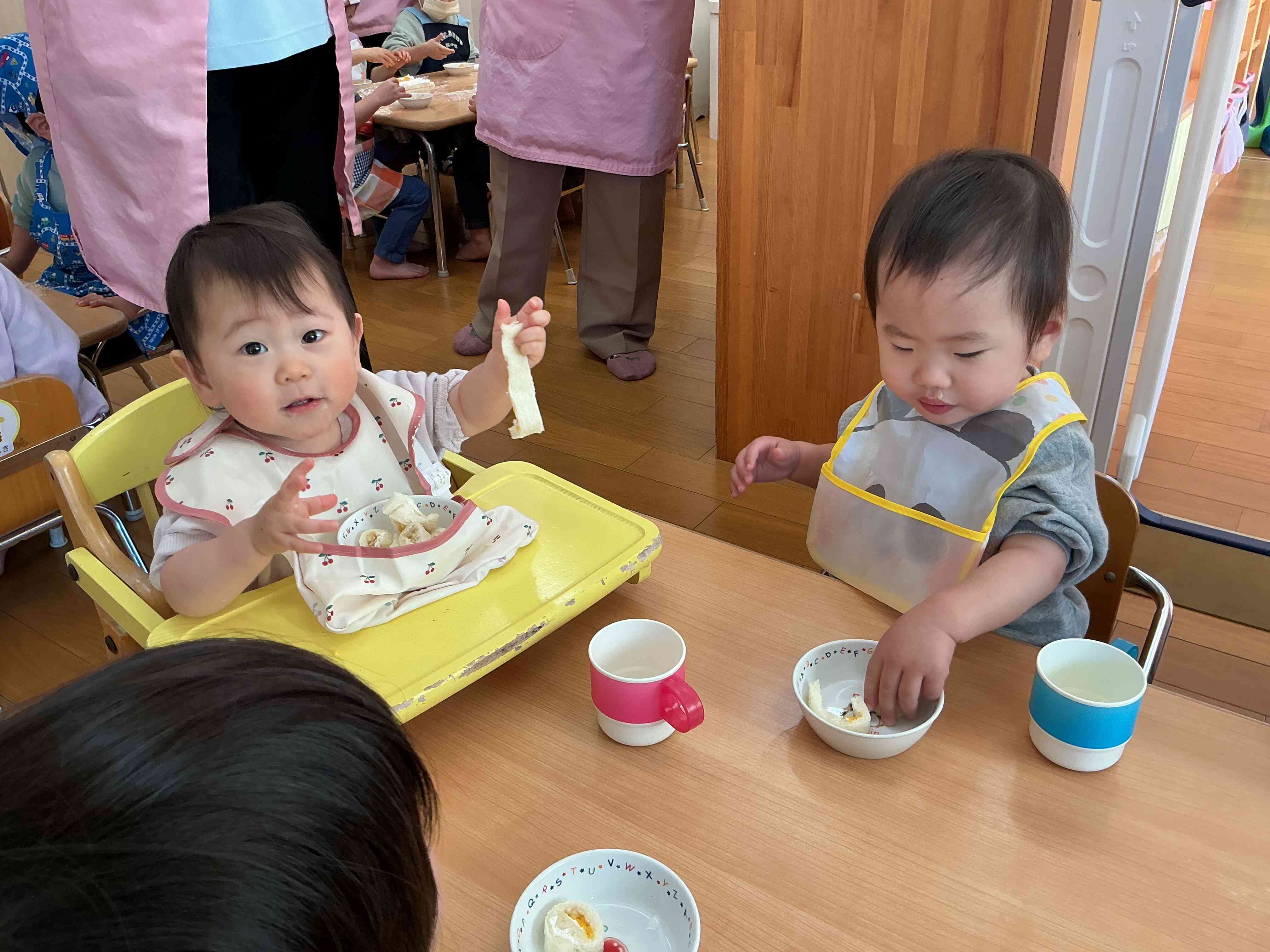 ひよこぐみ（0歳児）のおともだちは初めての恵方ロール。