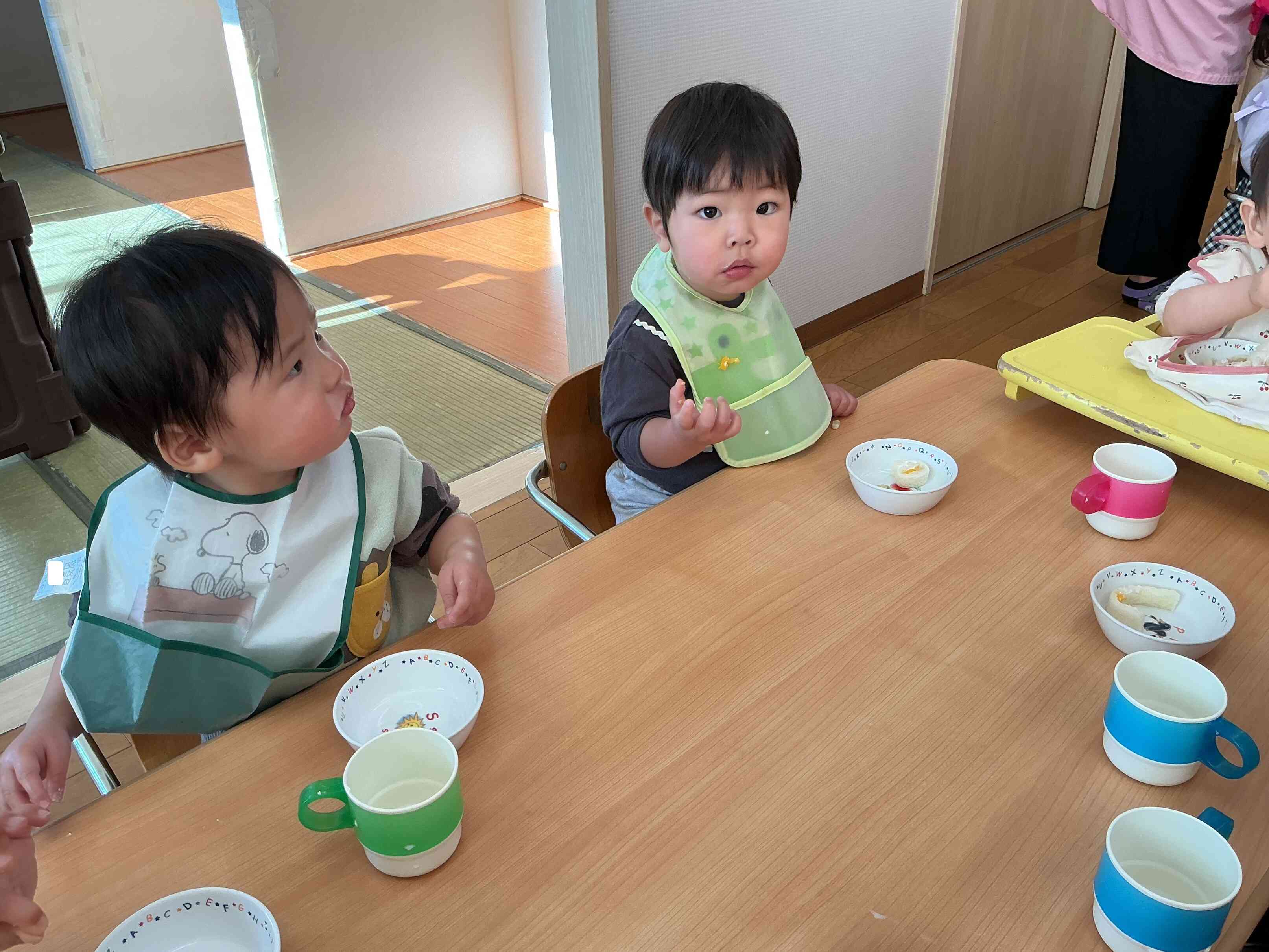 小さな恵方ロールをお皿に入れてもらい、パクパク食べるひよこぐみさん。