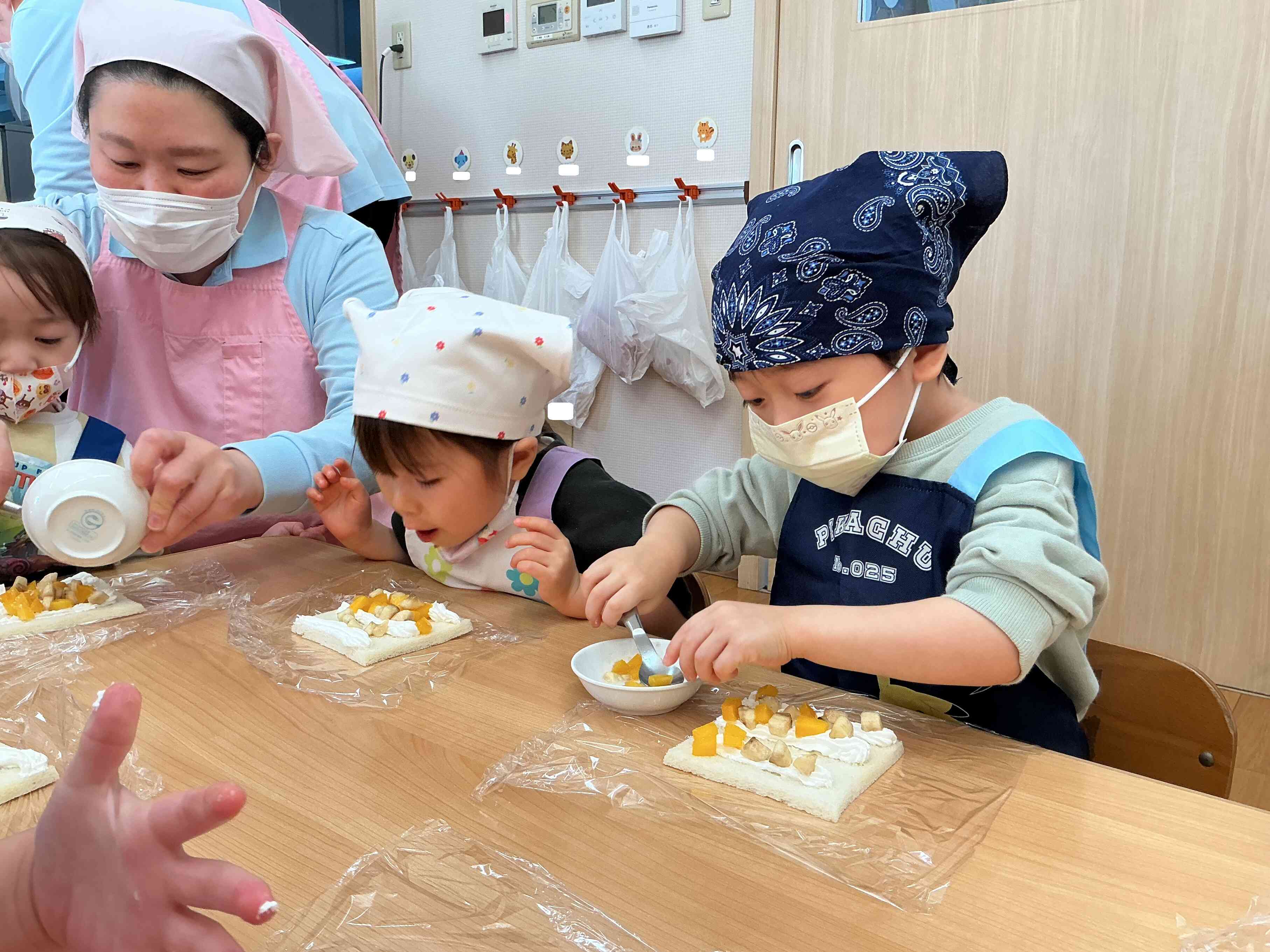 生クリームとフルーツをトッピング