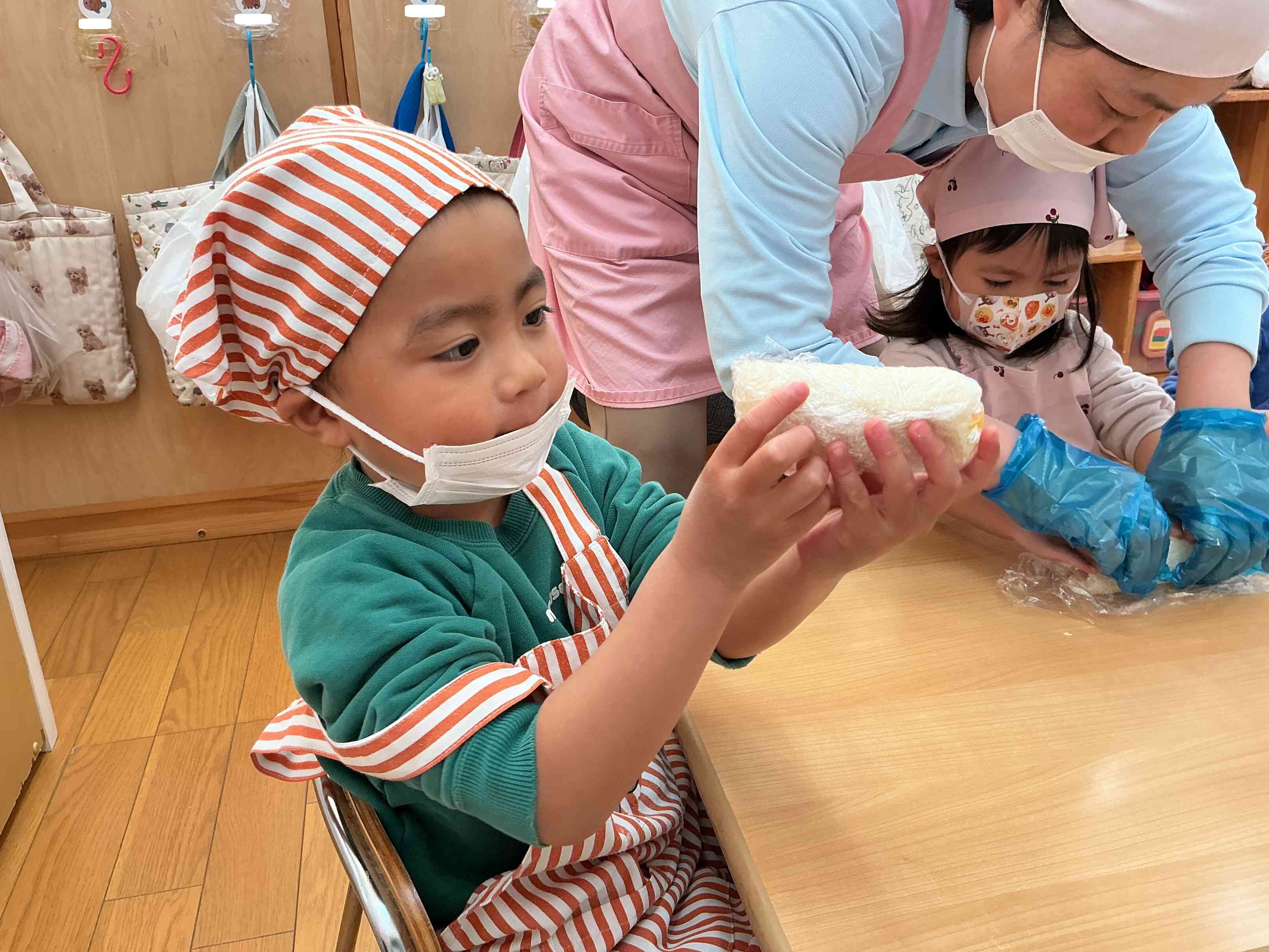 「おいしそ～」と横から中を覗くおともだち。