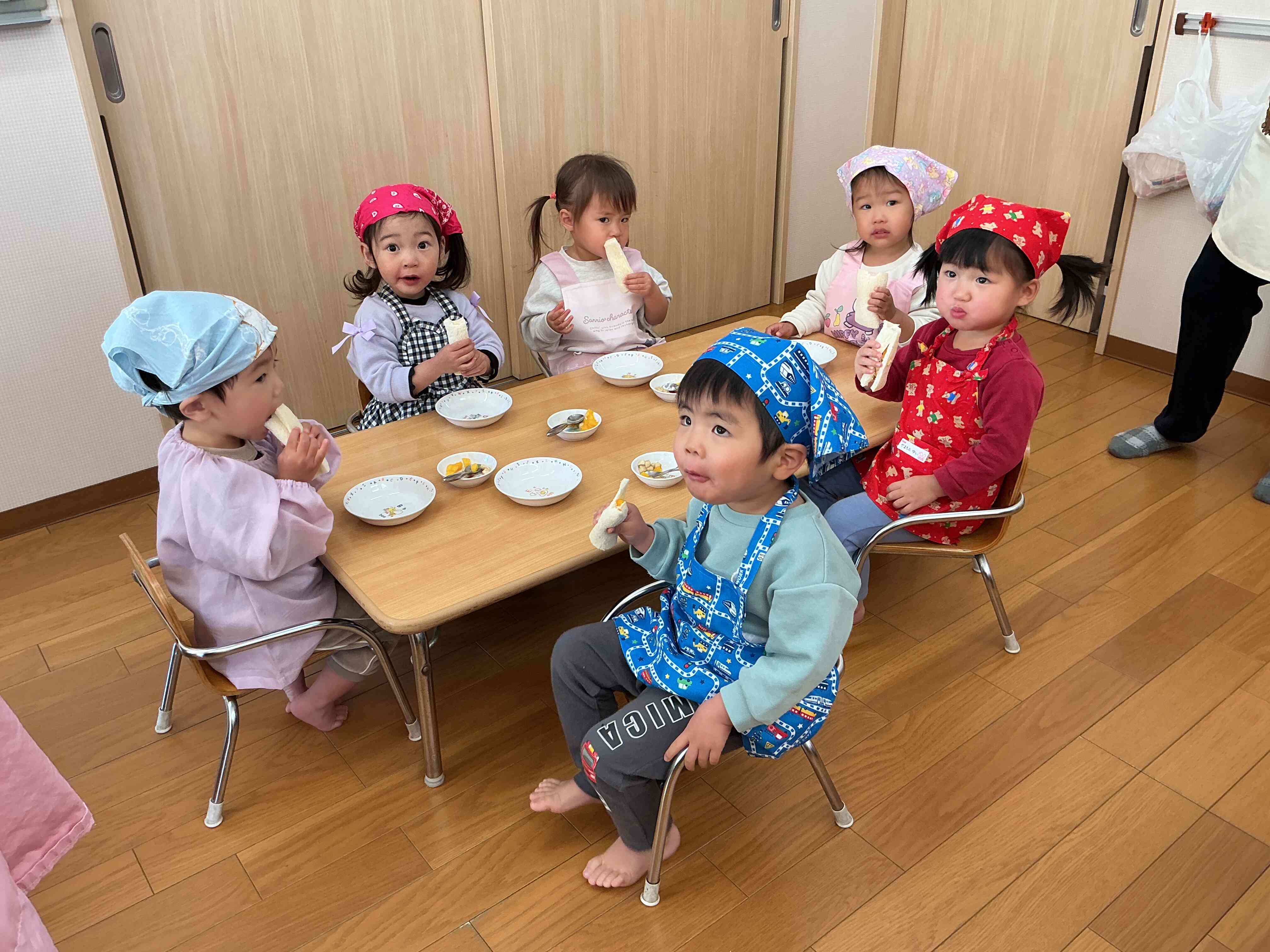 あひるぐみさん（1歳児）も南南東を向いて「いただきま～す」。