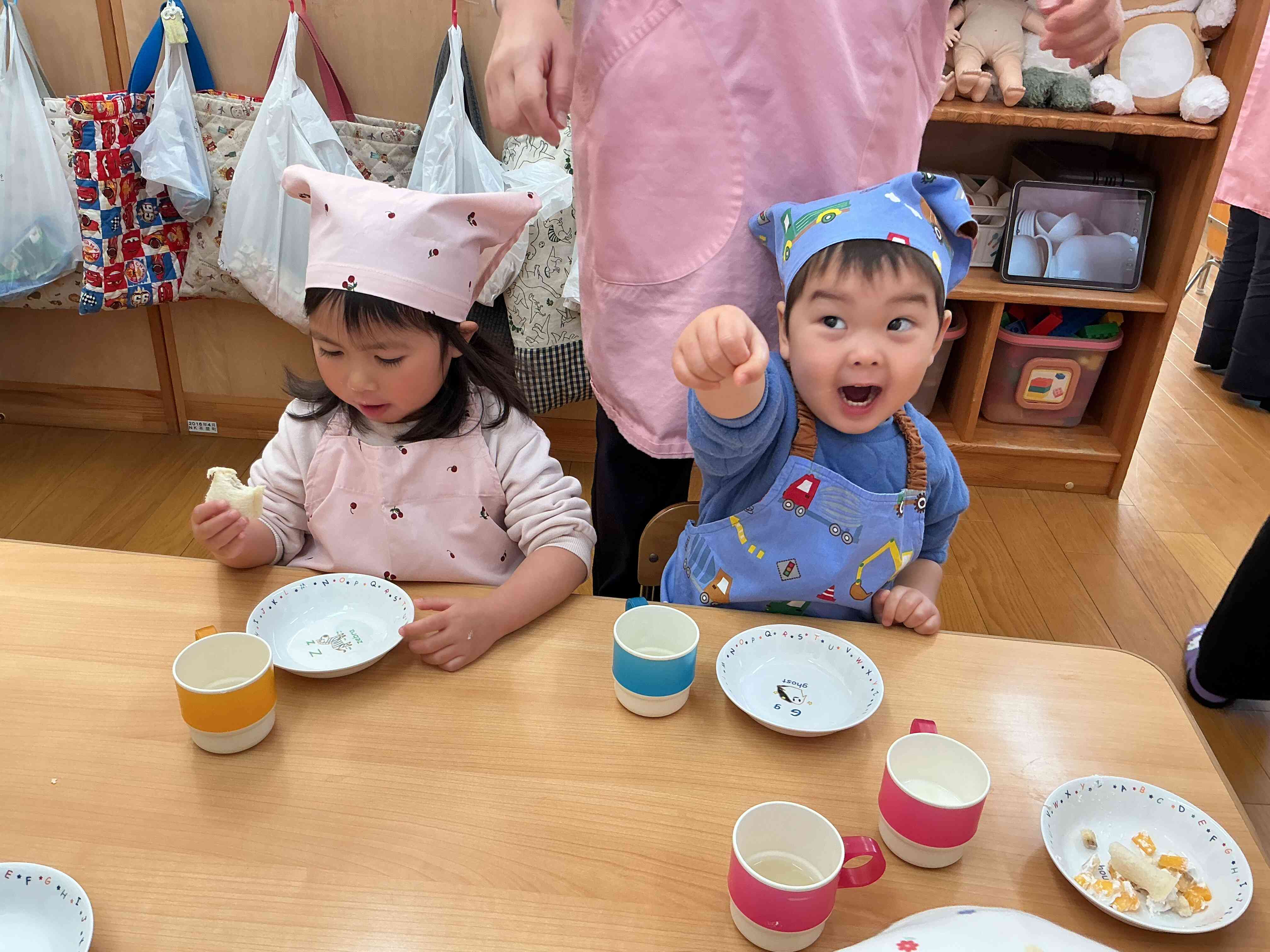 オニさんをやっつけて恵方ロールも食べたうさぎぐみ（2歳児）のおともだち、元気いっぱいです。
