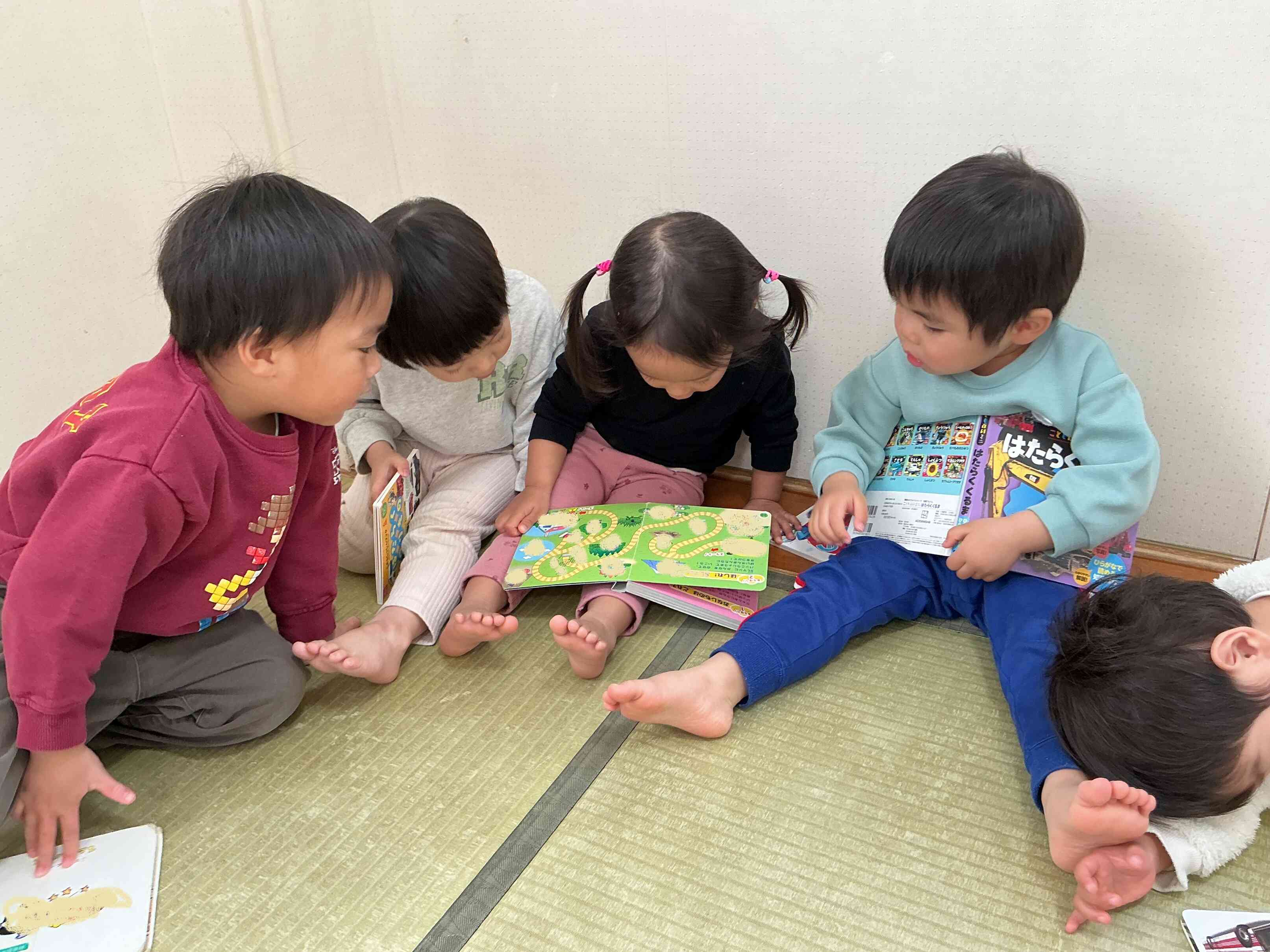 お気に入りの絵本に興味津々。