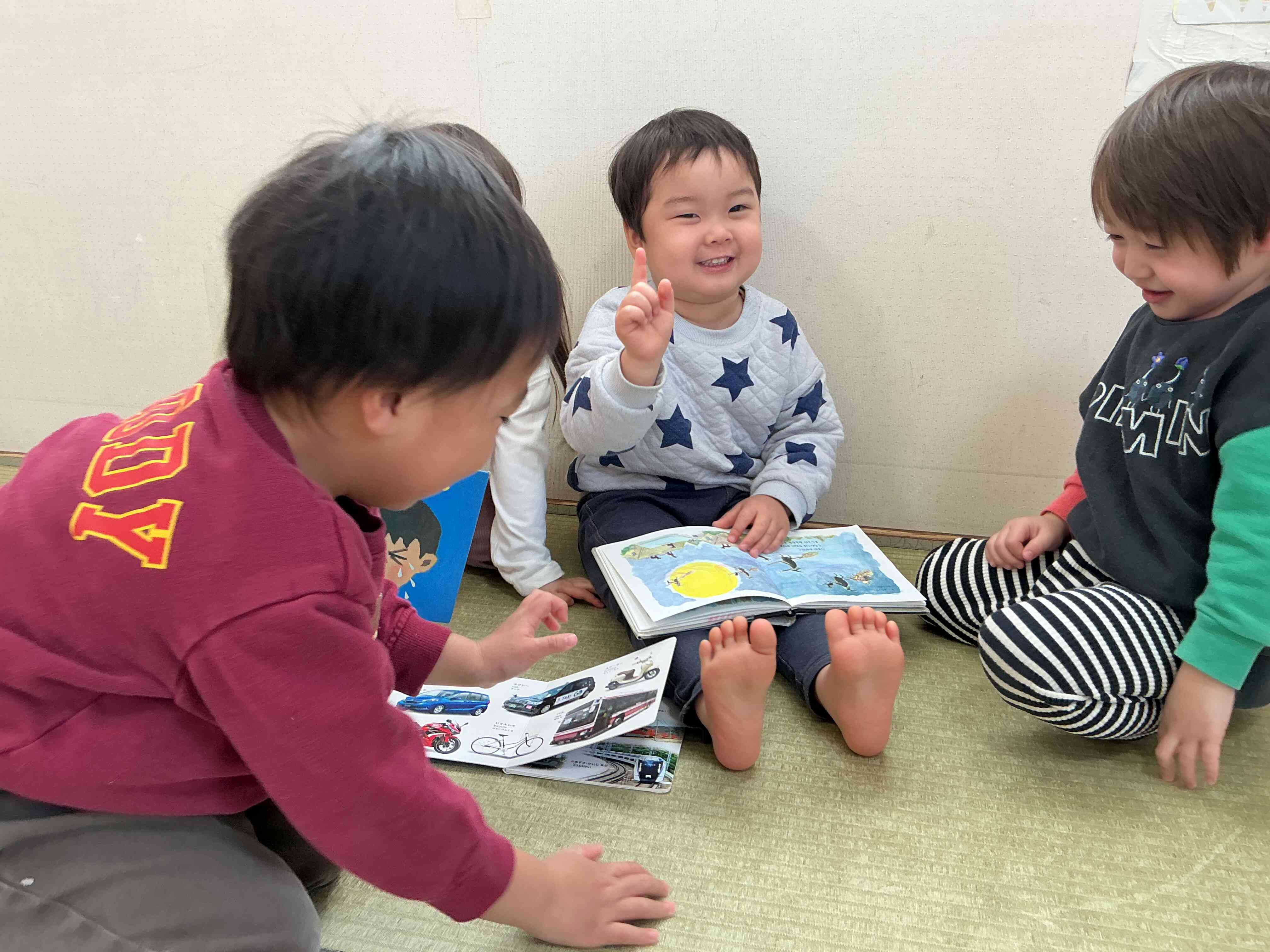 「これは〇〇なんだよ～」とニコニコで教えてくれるおともだち。