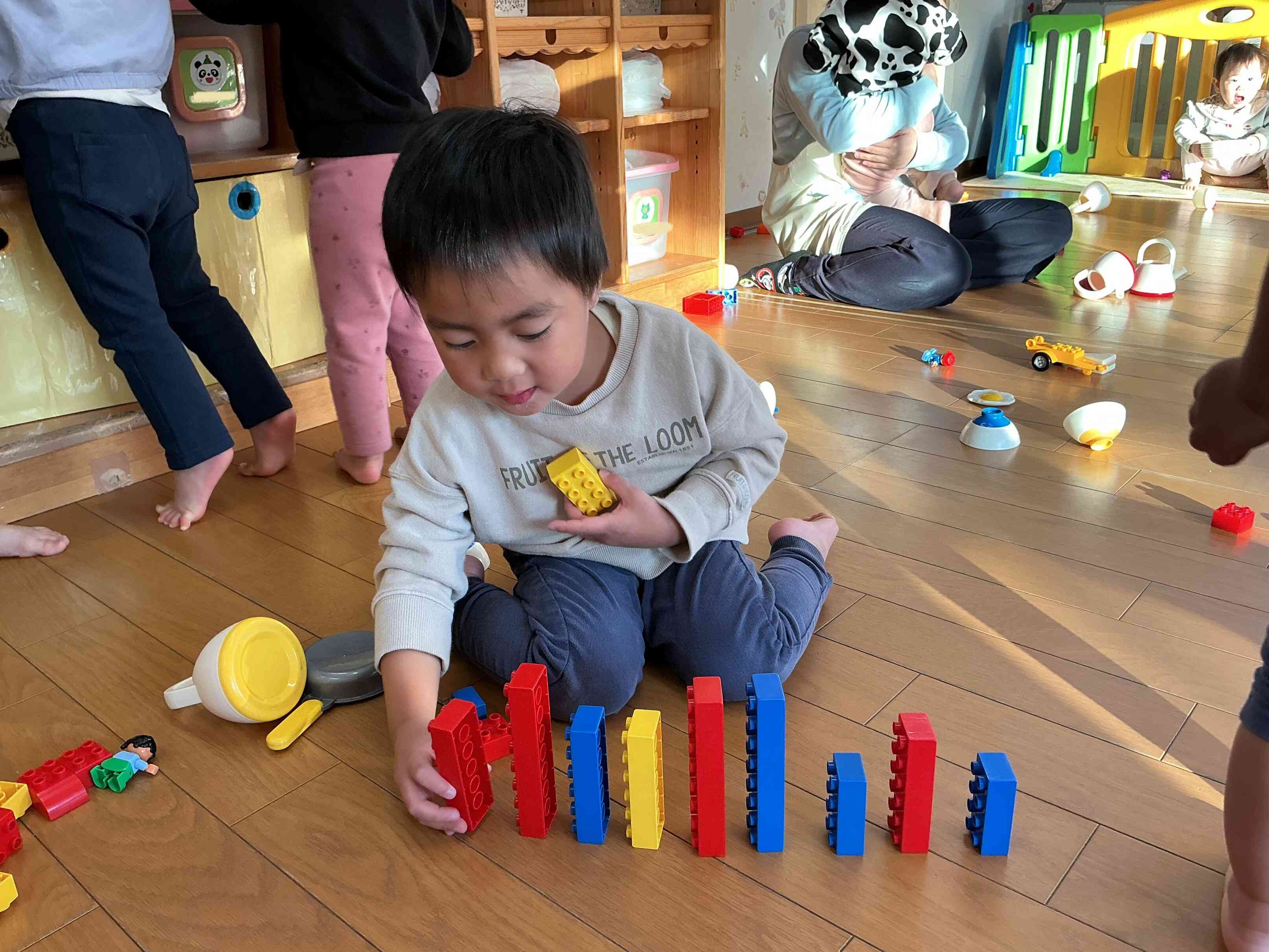 あそびを考えながら集中してあそぶおともだち。