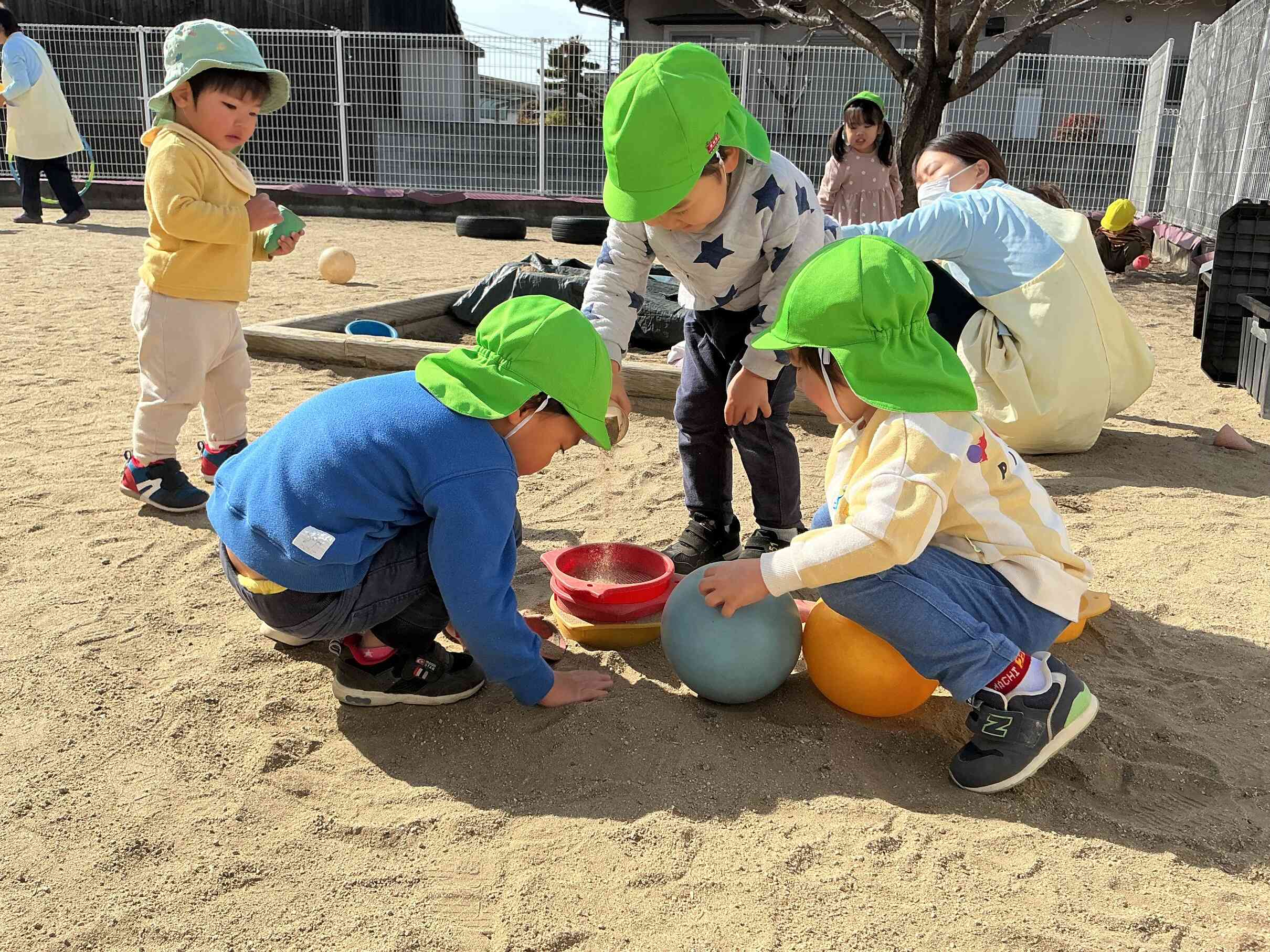 サラサラのお砂作りに夢中のうさぎぐみさん。