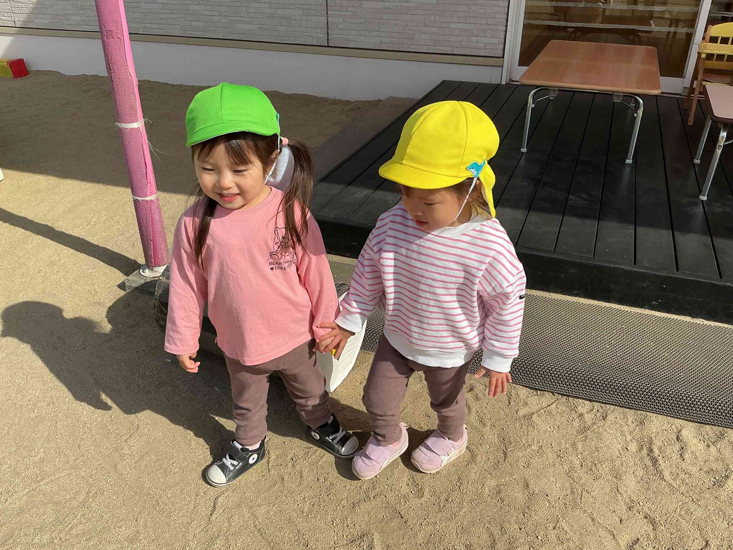 お手てつないでと～っても仲良し。