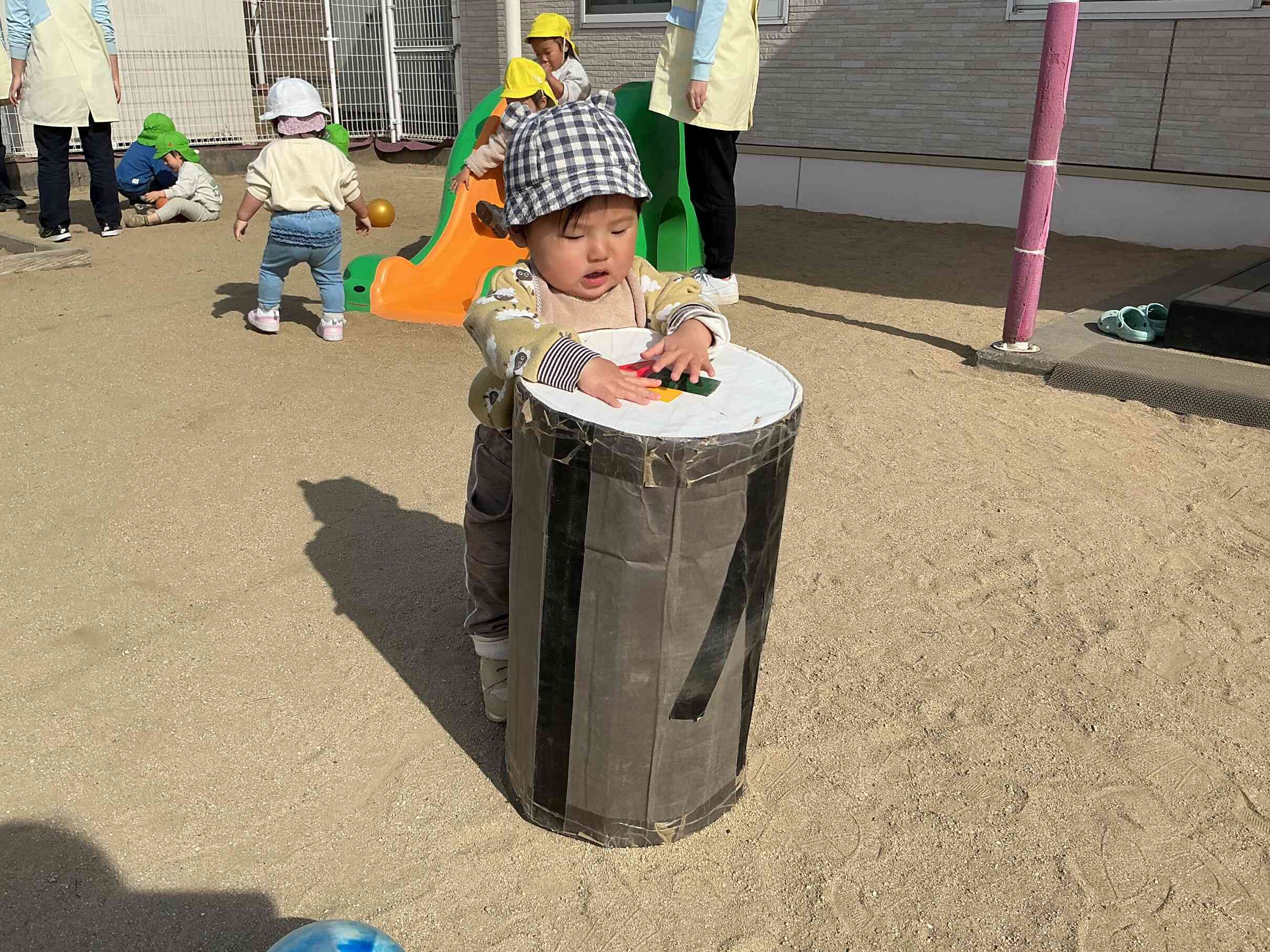 お気に入りの巻きずしのキラキラする具に興味津々。