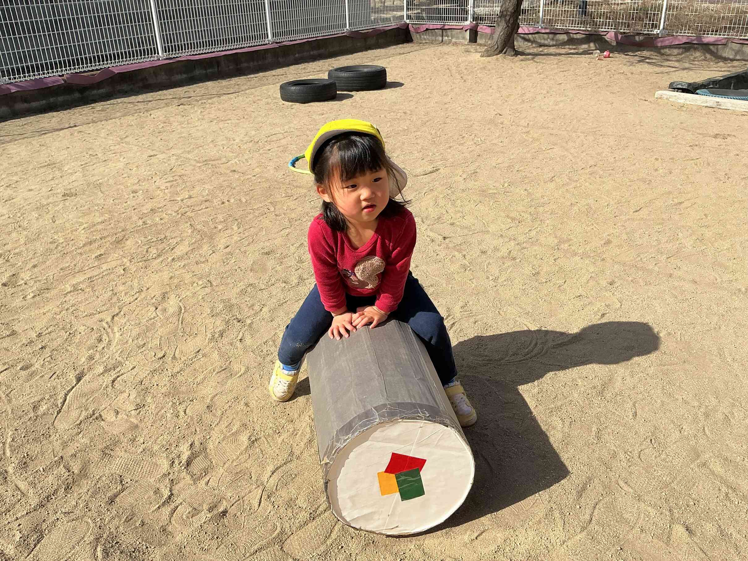 ちょっと休憩、と巻きずしをベンチにして座るおともだち。