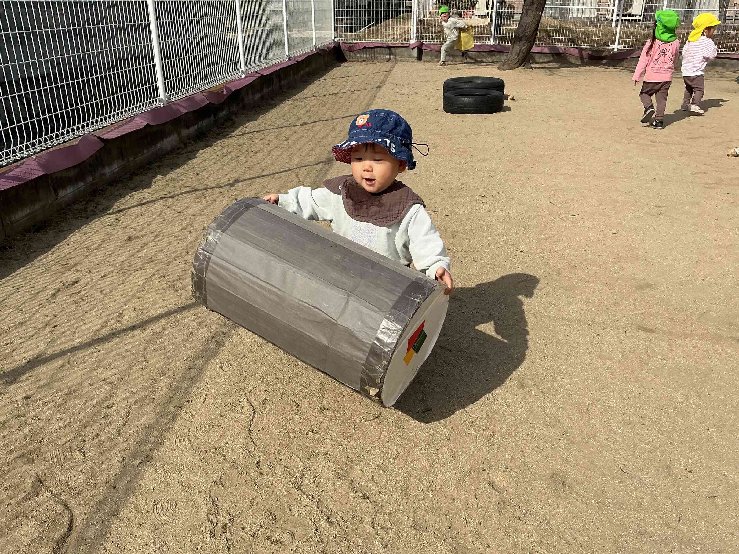 「よいしょっ」力持ちのひよこぐみ（0歳児）のおともだち。