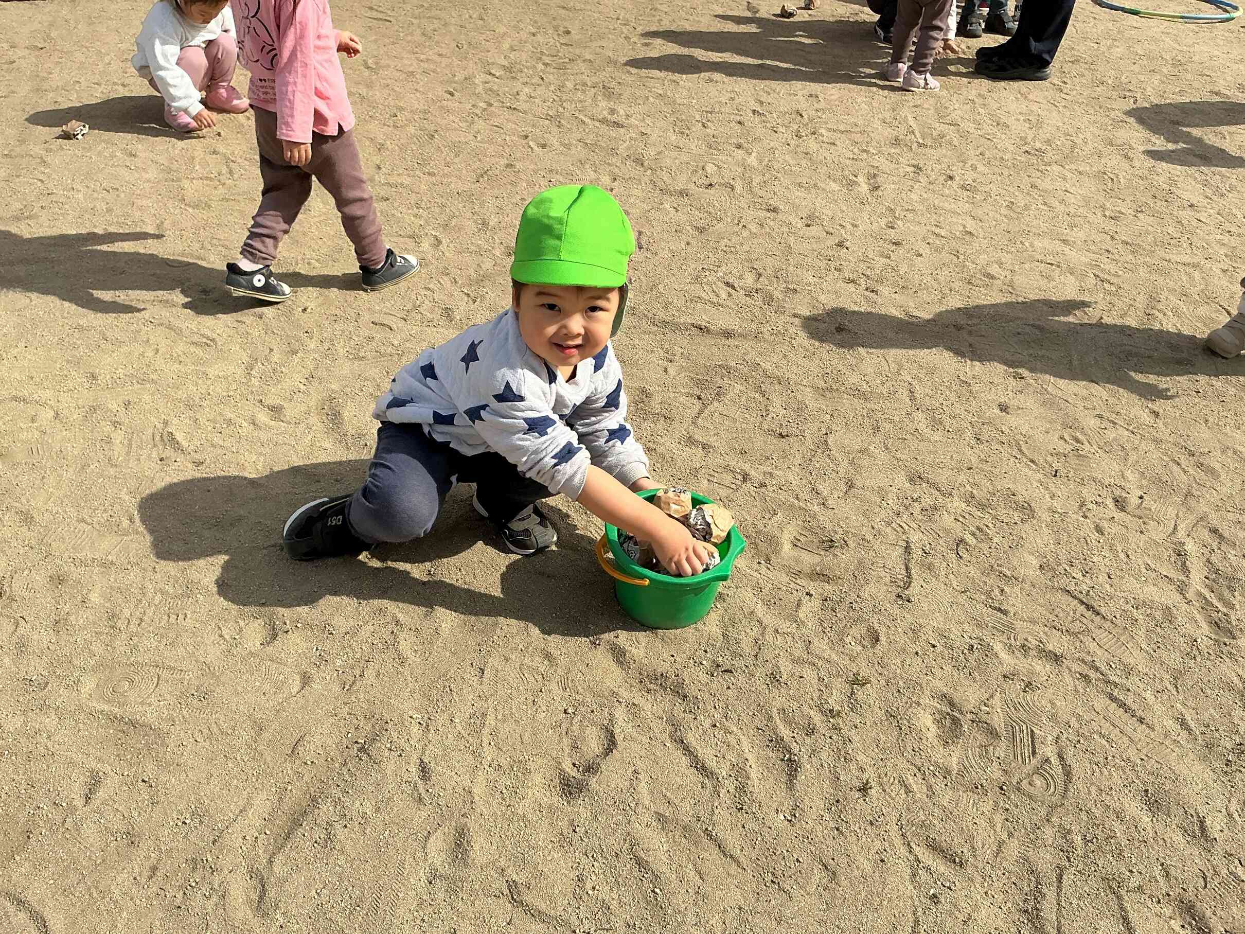 豆を集めて豆まきごっこ始めるよ～。