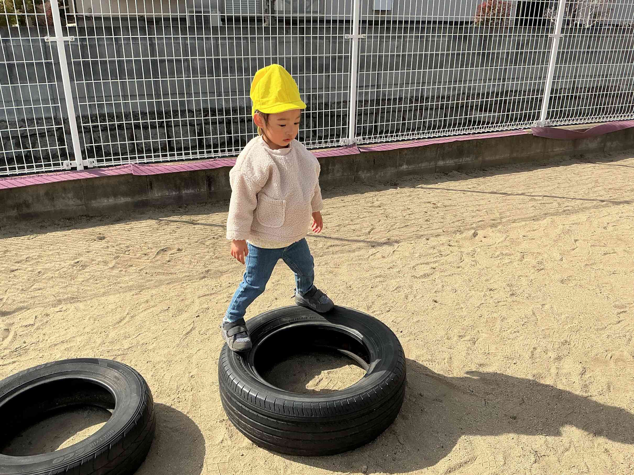 バランスをとって上手にタイヤに立ちますよ。