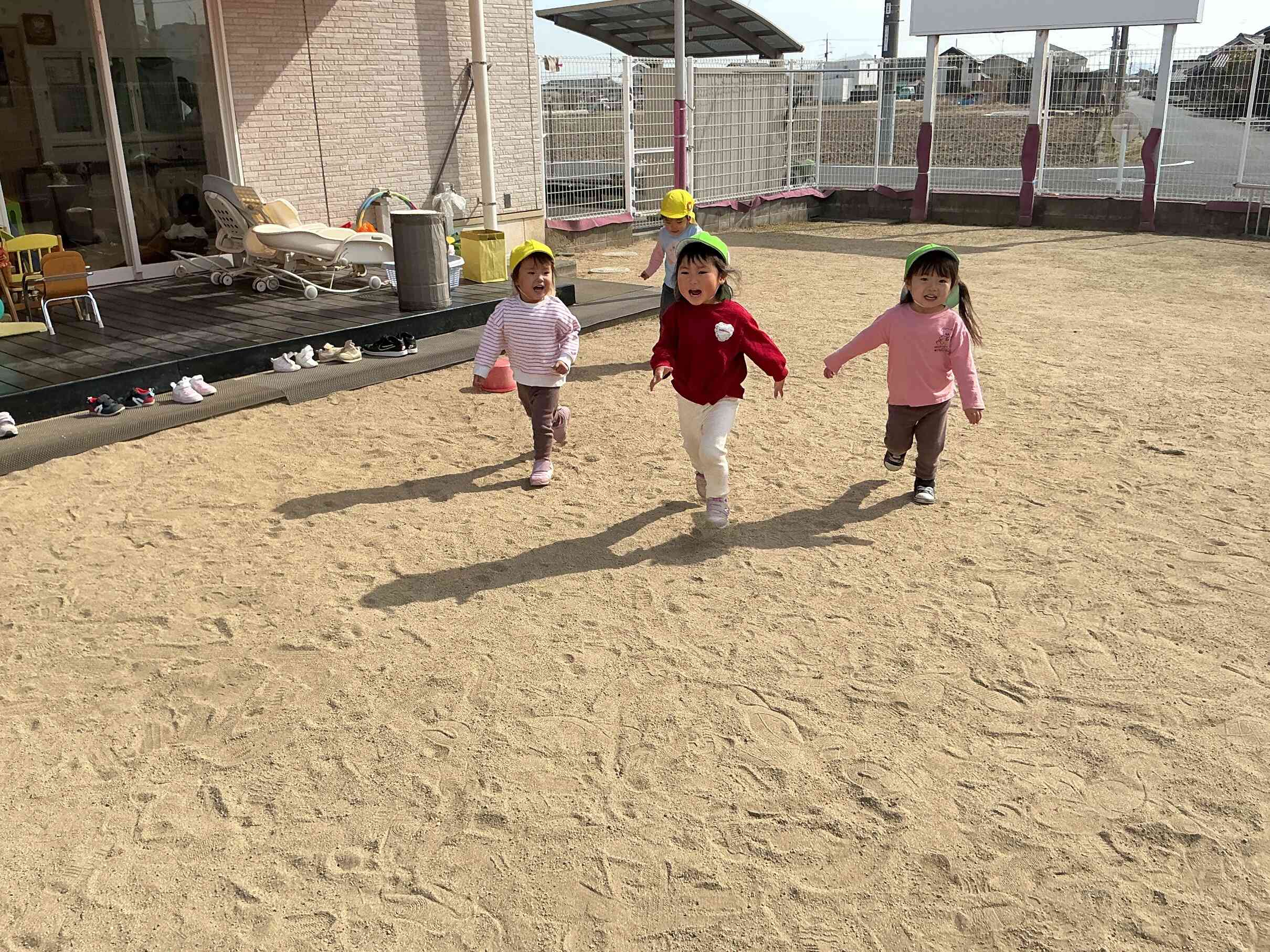 ニコニコ全開の楽しいかけっこ。