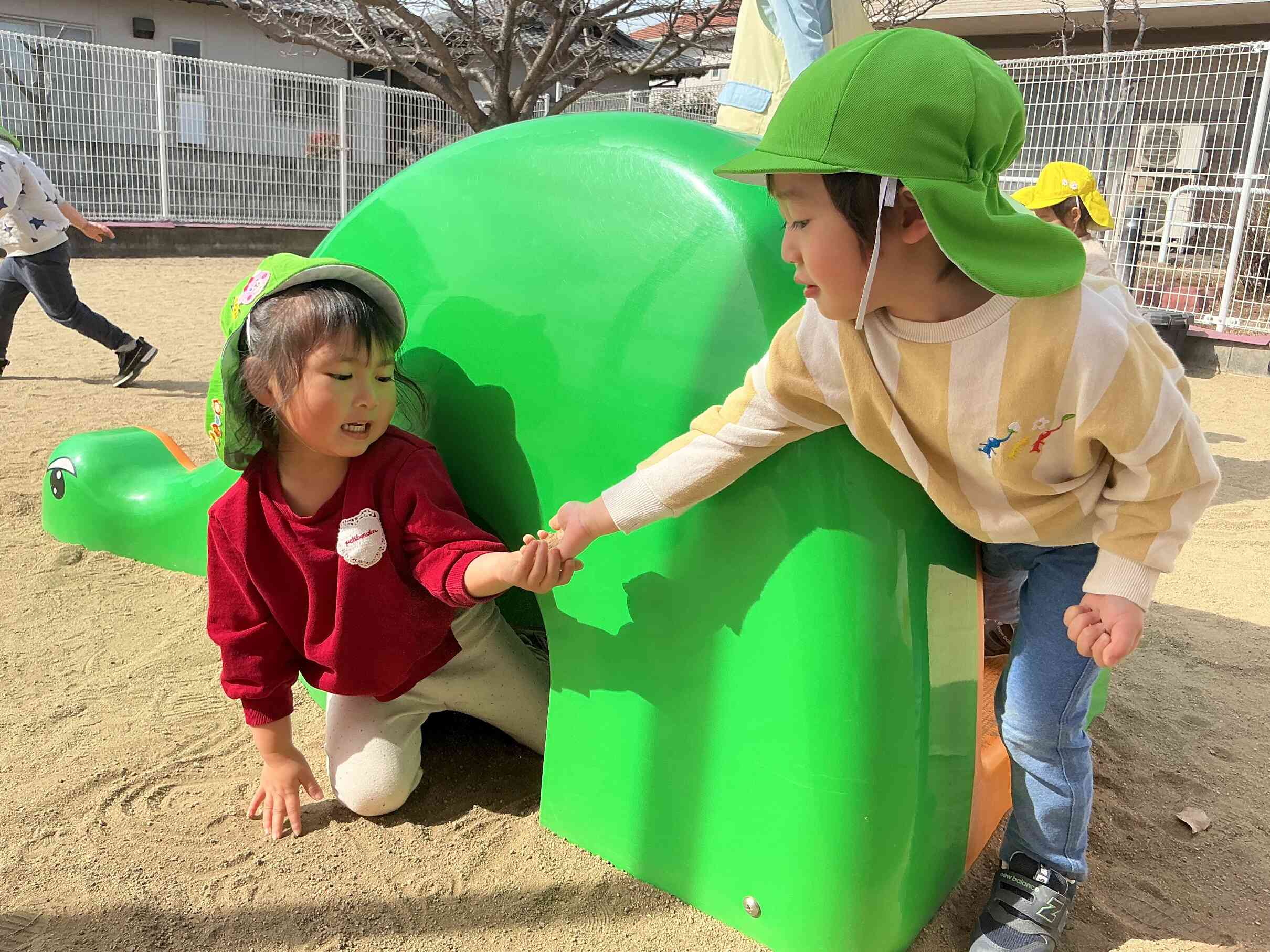 トンネルから出てきたお友だちにプレゼント。