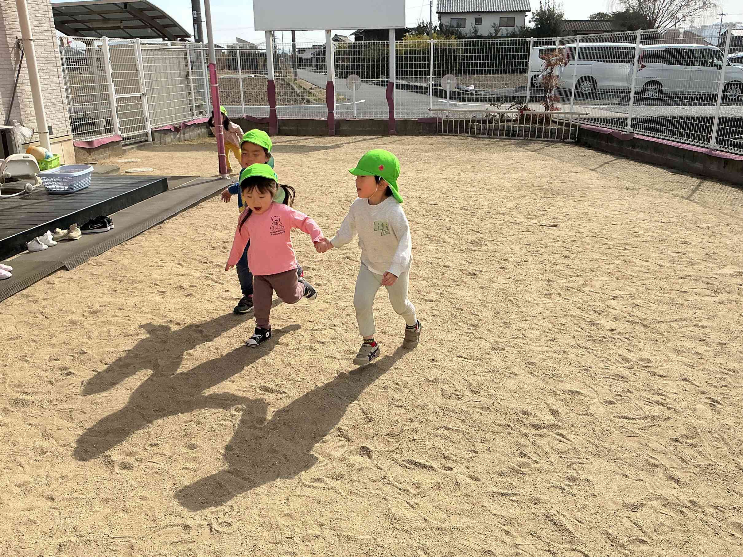 お手てつないでみんな仲良し。