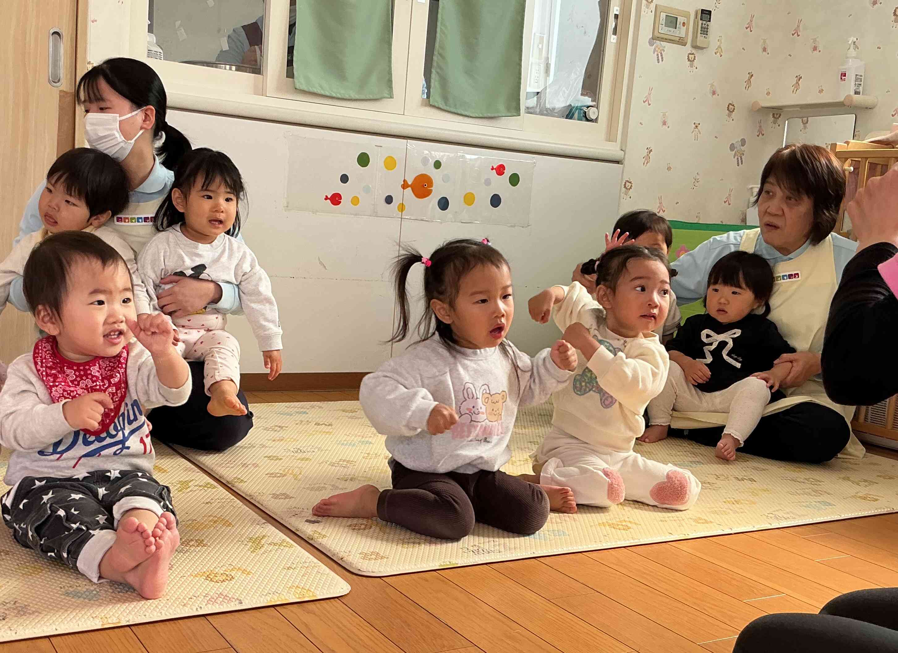 あひるぐみさん（1歳児）とひよこぐみさん（0歳児）の英語レッスン