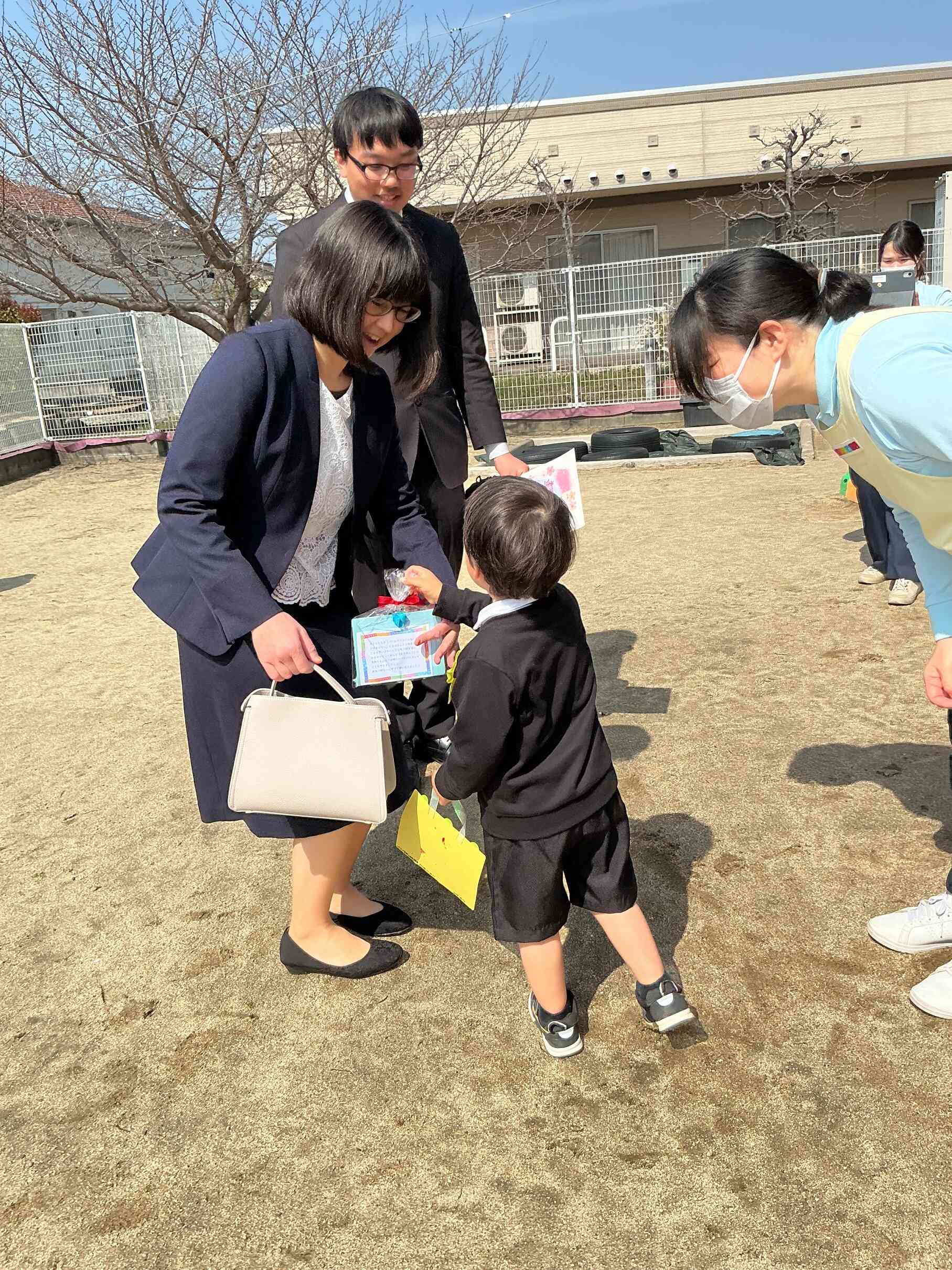 パパやママに「いままでありがとう」とプレゼントを渡しました。
