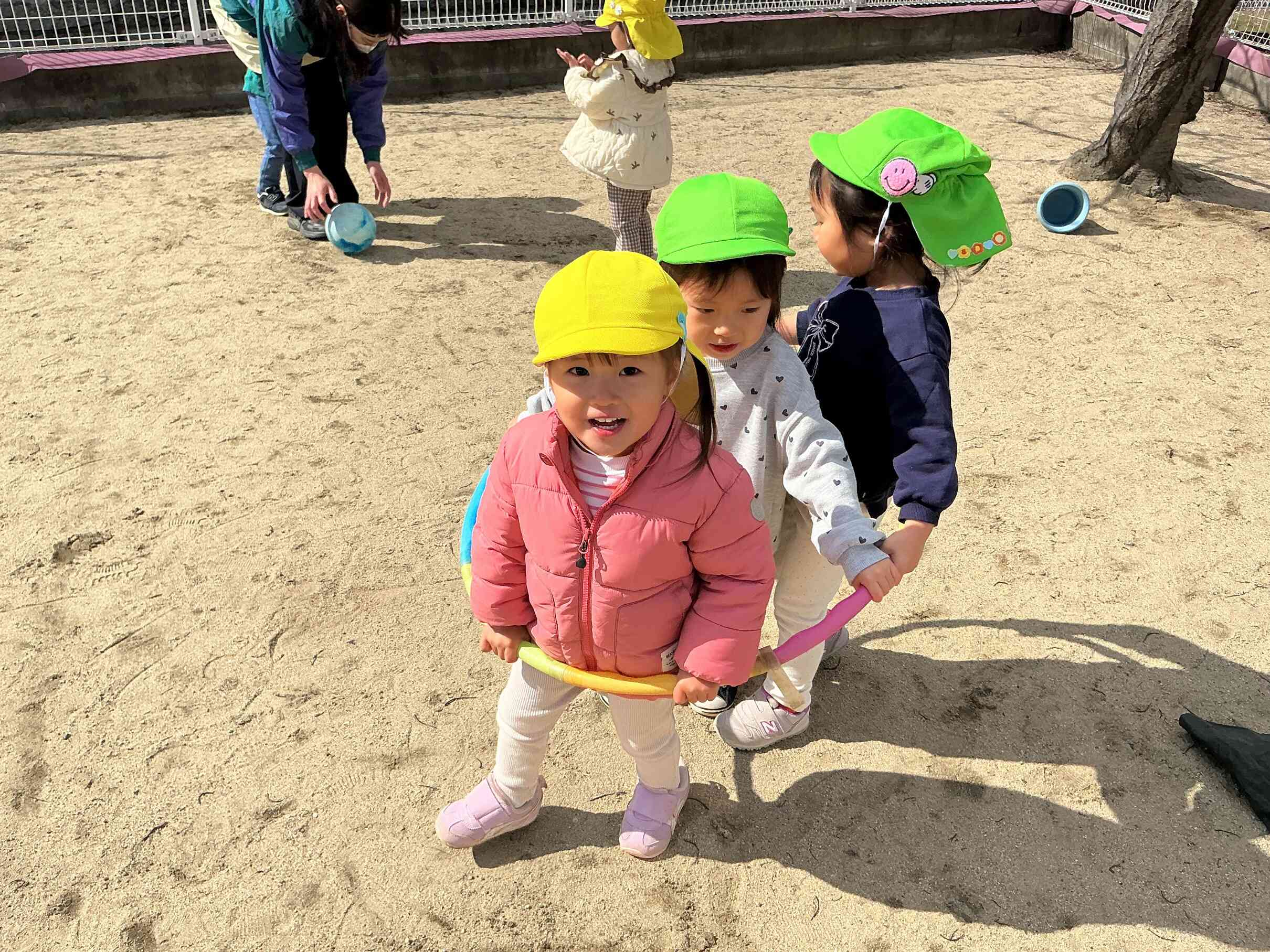 仲良く電車ごっこ