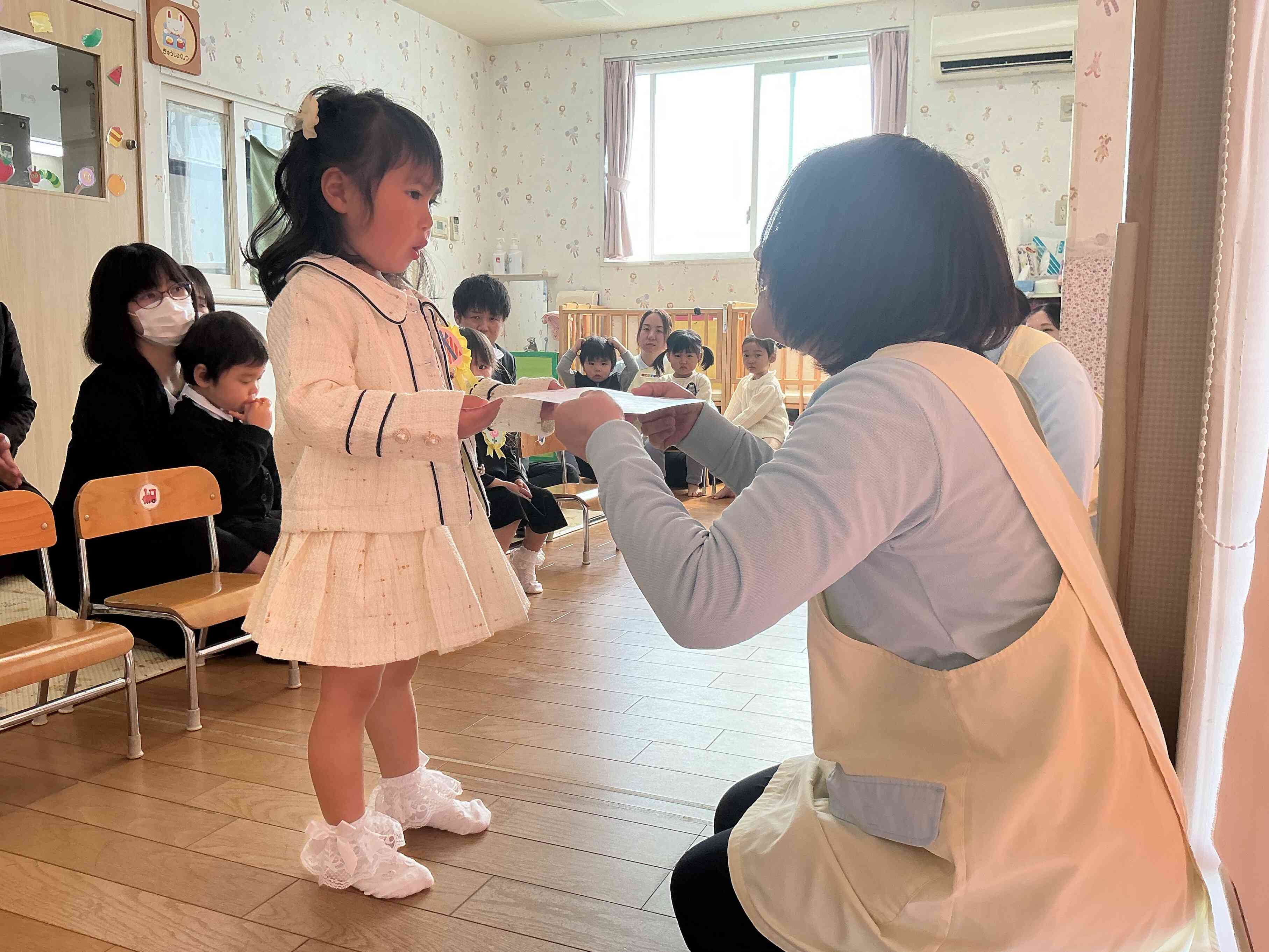 保育証書を「ありがとう」と言いながらもらいました。